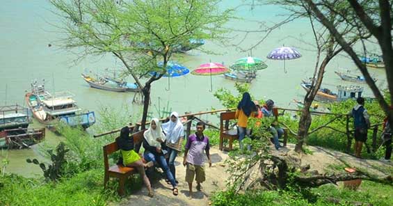 Watu Layar Rembang via Murianews, 1. Pantai Karang Jahe, 2. Pantai Caruban, 3. Jembatan Merah Hutan Mangrove, 4. Dampo Awang Beach (Taman Rekreasi Pantai Kartini), 5. Alun – Alun Rembang, 6. Watu Congol Lasem, 7. Tiongkok Kecil Heritage Lasem, 8. Gunung Lasem, 9. Air Terjun Pasucen, 10. Watu Layar, 11. Pantai Nyamplung Indah, 12. Waduk Panohan, 13. Wisata Gunung Kajar, 14. Waduk Lodan (Embung Lodan), 15. Pantai Pasir Putih Wates, 16. Pantai Binangun, 17. Pantai Jati Sari, 18. Air Terjun Kali Mancur, 19. Air Terjun Kedung Grenjeng, 20. Gunung Argopuro Lasem, 21. Museum RA Kartini, 22. Wana Wisata Kartini Mantingan, 23. Klenteng Cu An Kiong Lasem, 24. Masjid Jami’ Lasem, 25. Wana Wisata Sumber Semen, 26. Lawang Ombo, 27. Vihara Ratanavana Arama, 28. Petilasan Sunan Bonang, 29. Taman Indah Pantai Balongan, 30. Masjid Agung Alun – Alun Rembang, 31. Situs Perahu Kuno Punjulharjo, 32. Pulau Gede Rembang, 33. Pulau Karang Gosong, 34. Rumah Pohon Igir Wringin, 35. Bukit Pencu Blora, 36. Juwana Water Fantasy
