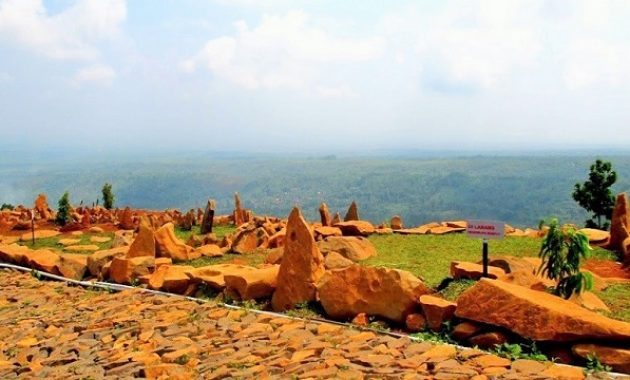 Wisata Bukit Batu Songgong via Nusantaranews-co, 1. Air Terjun Sedudo , 2. Watu Lawang , 3. Taman Pandan Wilis , 4. WM Mini WaterPark Sawahan, 5. Bukit Surga, 6. Wisata Taman Cengkok Asri ( WTC Asri ), 7. Air Terjun Roro Kuning , 8. Candi Ngetos , 9. Taman Pintar Nganjuk, 10. Goa Margo Tresno , 11. Taman Wisata Manyung, 12. Taman Lembah Djati, 13. Air Terjun Singokromo, 14. Waduk Perning , 15. Bukit Salju Ngetos, 16. Waduk Putukrejo , 17. Wisata Sumbermiri Nganjuk, 18. Sendang Putri Wilis , 19. Wisata Bukit Batu Songgong , 20. Monumen Dr. Soetomo, 21. Museum Anjuk Ladang , 22. Taman Rekreasi Anjuk Ladang , 23. Pura Kerta Bhuwana Giri Wilis , 24. Agrowisata ONOKABE, 25. Monumen Jenderal Soedirman , 26. Embung Estumulyo, 27. Air Terjun Watu Lumbung, 28. Agro Wisata Ganter , 29. Klenteng Hok Yoe Kiong , 30. Masjid Yoni Al – Mubarok, 31. Makam Kanjeng Jimat , 27. Air Terjun Tirto Panji ????, 32. Air Terjun Watu Leter, 33. Monumen Gerilya Jenderal Sudirman , 34. Bukit Goa Dali , 35. Watu Gandul , 36. Candi Lor , 37. Goa Dan Grojogan Putri Ayu , 38. Air Terjun Pring Jowo , 39. Waduk Oro-oro Ombo, 40. Air Terjun Gedangan , 41. Air Terjun Sri Gunting , 42. Air Terjun Sumber Manik , 43. Air Terjun Ngebleng , 44. Air Terjun Sumberanjlok, 45. Air Terjun Coban Tretes 