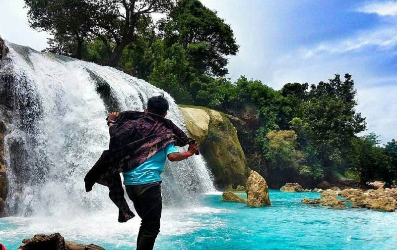 Air Terjun Toroan via IG @aqinfhy_, 1. Pulau Mandangin, 2. Pantai Camplong, 3. Waduk Klampis, 4. Makam Ratu Ibu, 5. Air Terjun Toroan, 5. Reruntuhan Pababaran, 6. Wisata Rimba Monyet Nepa, 7. Gua Lebar, 8. Bukit Masegit, 9. Sumber Jokotole Omben, 10. Pantai Nepa , 11. Gua Macan, 12. Gunung Maddah, 13. Tambak Garam, 14. Pantai Jodoh, 15. Masjid Agung Sampang, 16. Obyek Wisata Waduk Nipah Banyuates, 17. Gua Kelelawar