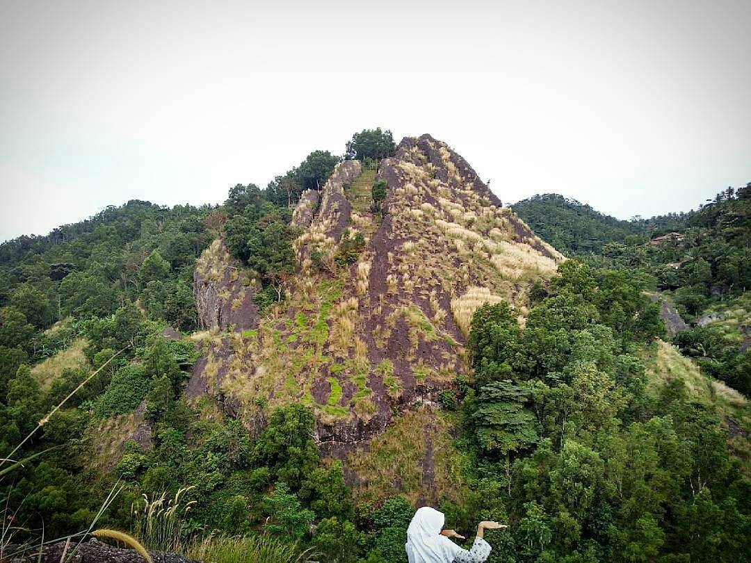 Batu Gambir, 1. Pantai Kelapa Tujuh, 2. Pulau Merak Besar, 3. Pulau Merak Kecil, 4. Gunung Batu Lawang, 5. Pantai Anyer Cilegon, 6. Rawa Arum Cilegon, 7. Gunung Batur, 8. Krakatau Country Club, 9. Masjid Agung Nurul Ikhlas, 10. Kolam Renang Metro, 11. Cagar Alam Gunung Tukung Gede, 12. Bukit Teletubbies, 13. Batu Gambir, 14. Café Oregano, 15. Cilegon Green Waterpark, 16. Krakatau Bike Park, 17. Sate Bebek Asmawi di Jombang Cilegon, 18. Kratau Junction Infinite Jogging Track, 19. Taman Coca Cola, 20. Masjid Sumpah, 21. Alun-Alun Cilegon, 22. Waduk Krakatau Steel, 23. Mayfield Mall, 24. Wisata Kuliner di Saung Edi, 25. Krakatau Jungle Park, 26. Istana Pasir Temiang, 27. Pantai Pulorida, 28. Villa Ternak Cikerai, 30. Keindahan Puncak Ciperahu, 31. Kampung Lukis, 32. Kampung Wisata UMKM, 33. Agrowisata Waras Farm, 34. Wisata Gunung Pinang, 35. Taman Layak Anak Cilegon, 36. Pantai Tanjung Sari, 37. Pantai Mabak Cilegon, 38. Cilegon Park