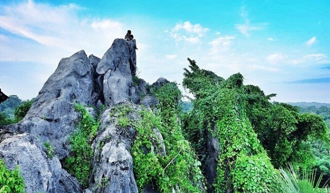 Bukit Masegit via IG@ditasubi, 1. Pulau Mandangin, 2. Pantai Camplong, 3. Waduk Klampis, 4. Makam Ratu Ibu, 5. Air Terjun Toroan, 5. Reruntuhan Pababaran, 6. Wisata Rimba Monyet Nepa, 7. Gua Lebar, 8. Bukit Masegit, 9. Sumber Jokotole Omben, 10. Pantai Nepa , 11. Gua Macan, 12. Gunung Maddah, 13. Tambak Garam, 14. Pantai Jodoh, 15. Masjid Agung Sampang, 16. Obyek Wisata Waduk Nipah Banyuates, 17. Gua Kelelawar