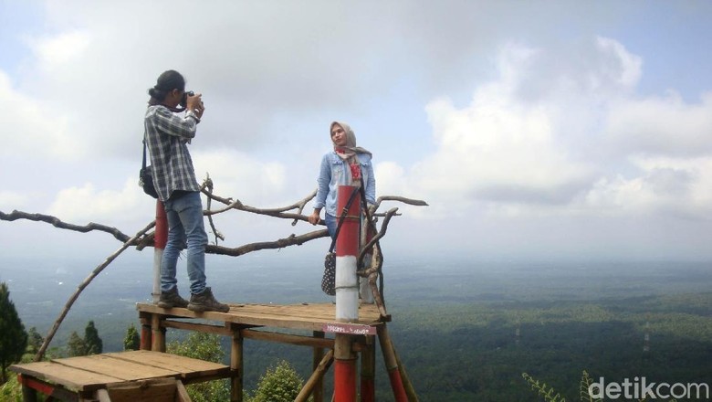 Bukit Mertelu via Detik, 1. Owabong Water Park, 2. Taman Wisata Pendidikan Purbasari Pancuran Mas, 3. Taman Bunga Kutabawa, 4. Wisata Alam Kampung Kurcaci, 5. Agrowisata Lembah Asri Serang, 6. Jembatan Cinta Purbalingga, 7. Sanggaluri Park Purbalingga, 8. Golaga – Goalawa Purbalingga, 9. Desa Wisata Panusupan, 10. Bukit Mertelu, 11. Alun – Alun Purbalingga, 12. Pemandian Situ Tirta Marta Desa Wisata Karangcegak, 13. Puncak Sendaren, 14. Desa Wisata Serang, 15. Jembatan Pelangi Rembang, 16. Purbasari Pancuran Mas, 17. Curug Sumba, 18. Wisata Agrobisnis Serang, 19. Bukit Cilik – Igir Wringin, 20. Wisata Buah Botania Garden (Bogar), 21. Puncak Sibarat, 22. Curug Nini, 23. Curug Silintang, 24. Bukit Njelir, 25. Taman Cinta Talagening Bobotsari, 26. Curug Duwur (Bumisari), 27. Curug Tempuran, 28. Desa Wisata Gunung Wuled, 29. Museum Uang Purbalingga, 30. River World Purbalingga, 31. Ardi Lawet Petilasan Syeh Jambu Karang, 32. Bukit Kelir, 33. Watu Geong, 34. Curug Ciputut, 35. Curug Tuntung Laut, 36. Museum Jenderal Soedirman, 37. Kolam Renang Walik Purbalingga, 38. Sungai Watu Mujur, 39. Arung Jeram Sungai Klawing, 40. Usman Janatin City Park, 41. Puncak Telkom Pratin, 42. Puncak Batur Purbalingga, 44. Wisata Pring Wulung, 45. River Tubing Klawing, 46. Lampion Tengah Sawah, 47. Bendungan Slinga, 48. Highland Serang, 49. Desa Wisata Sikopyah