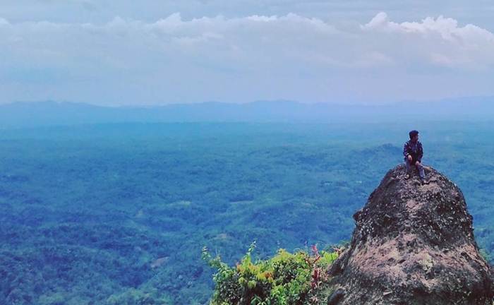 Bukit Watu Geong via IG @maolana_riley, 1. Owabong Water Park, 2. Taman Wisata Pendidikan Purbasari Pancuran Mas, 3. Taman Bunga Kutabawa, 4. Wisata Alam Kampung Kurcaci, 5. Agrowisata Lembah Asri Serang, 6. Jembatan Cinta Purbalingga, 7. Sanggaluri Park Purbalingga, 8. Golaga – Goalawa Purbalingga, 9. Desa Wisata Panusupan, 10. Bukit Mertelu, 11. Alun – Alun Purbalingga, 12. Pemandian Situ Tirta Marta Desa Wisata Karangcegak, 13. Puncak Sendaren, 14. Desa Wisata Serang, 15. Jembatan Pelangi Rembang, 16. Purbasari Pancuran Mas, 17. Curug Sumba, 18. Wisata Agrobisnis Serang, 19. Bukit Cilik – Igir Wringin, 20. Wisata Buah Botania Garden (Bogar), 21. Puncak Sibarat, 22. Curug Nini, 23. Curug Silintang, 24. Bukit Njelir, 25. Taman Cinta Talagening Bobotsari, 26. Curug Duwur (Bumisari), 27. Curug Tempuran, 28. Desa Wisata Gunung Wuled, 29. Museum Uang Purbalingga, 30. River World Purbalingga, 31. Ardi Lawet Petilasan Syeh Jambu Karang, 32. Bukit Kelir, 33. Watu Geong, 34. Curug Ciputut, 35. Curug Tuntung Laut, 36. Museum Jenderal Soedirman, 37. Kolam Renang Walik Purbalingga, 38. Sungai Watu Mujur, 39. Arung Jeram Sungai Klawing, 40. Usman Janatin City Park, 41. Puncak Telkom Pratin, 42. Puncak Batur Purbalingga, 44. Wisata Pring Wulung, 45. River Tubing Klawing, 46. Lampion Tengah Sawah, 47. Bendungan Slinga, 48. Highland Serang, 49. Desa Wisata Sikopyah