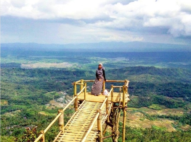 Desa Wisata Panusupan via Travelingyuk, 1. Owabong Water Park, 2. Taman Wisata Pendidikan Purbasari Pancuran Mas, 3. Taman Bunga Kutabawa, 4. Wisata Alam Kampung Kurcaci, 5. Agrowisata Lembah Asri Serang, 6. Jembatan Cinta Purbalingga, 7. Sanggaluri Park Purbalingga, 8. Golaga – Goalawa Purbalingga, 9. Desa Wisata Panusupan, 10. Bukit Mertelu, 11. Alun – Alun Purbalingga, 12. Pemandian Situ Tirta Marta Desa Wisata Karangcegak, 13. Puncak Sendaren, 14. Desa Wisata Serang, 15. Jembatan Pelangi Rembang, 16. Purbasari Pancuran Mas, 17. Curug Sumba, 18. Wisata Agrobisnis Serang, 19. Bukit Cilik – Igir Wringin, 20. Wisata Buah Botania Garden (Bogar), 21. Puncak Sibarat, 22. Curug Nini, 23. Curug Silintang, 24. Bukit Njelir, 25. Taman Cinta Talagening Bobotsari, 26. Curug Duwur (Bumisari), 27. Curug Tempuran, 28. Desa Wisata Gunung Wuled, 29. Museum Uang Purbalingga, 30. River World Purbalingga, 31. Ardi Lawet Petilasan Syeh Jambu Karang, 32. Bukit Kelir, 33. Watu Geong, 34. Curug Ciputut, 35. Curug Tuntung Laut, 36. Museum Jenderal Soedirman, 37. Kolam Renang Walik Purbalingga, 38. Sungai Watu Mujur, 39. Arung Jeram Sungai Klawing, 40. Usman Janatin City Park, 41. Puncak Telkom Pratin, 42. Puncak Batur Purbalingga, 44. Wisata Pring Wulung, 45. River Tubing Klawing, 46. Lampion Tengah Sawah, 47. Bendungan Slinga, 48. Highland Serang, 49. Desa Wisata Sikopyah