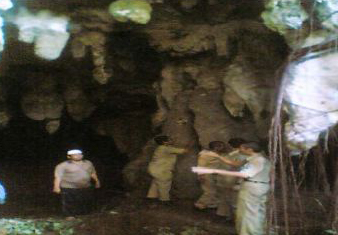 Goa macan via Portalmadura, 1. Pulau Mandangin, 2. Pantai Camplong, 3. Waduk Klampis, 4. Makam Ratu Ibu, 5. Air Terjun Toroan, 5. Reruntuhan Pababaran, 6. Wisata Rimba Monyet Nepa, 7. Gua Lebar, 8. Bukit Masegit, 9. Sumber Jokotole Omben, 10. Pantai Nepa , 11. Gua Macan, 12. Gunung Maddah, 13. Tambak Garam, 14. Pantai Jodoh, 15. Masjid Agung Sampang, 16. Obyek Wisata Waduk Nipah Banyuates, 17. Gua Kelelawar