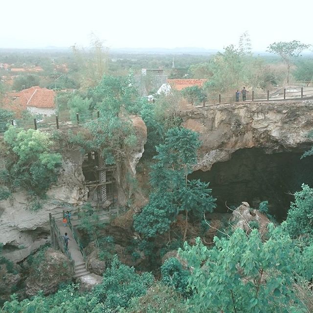 Gua Lebar via IG, 1. Pulau Mandangin, 2. Pantai Camplong, 3. Waduk Klampis, 4. Makam Ratu Ibu, 5. Air Terjun Toroan, 5. Reruntuhan Pababaran, 6. Wisata Rimba Monyet Nepa, 7. Gua Lebar, 8. Bukit Masegit, 9. Sumber Jokotole Omben, 10. Pantai Nepa , 11. Gua Macan, 12. Gunung Maddah, 13. Tambak Garam, 14. Pantai Jodoh, 15. Masjid Agung Sampang, 16. Obyek Wisata Waduk Nipah Banyuates, 17. Gua Kelelawar