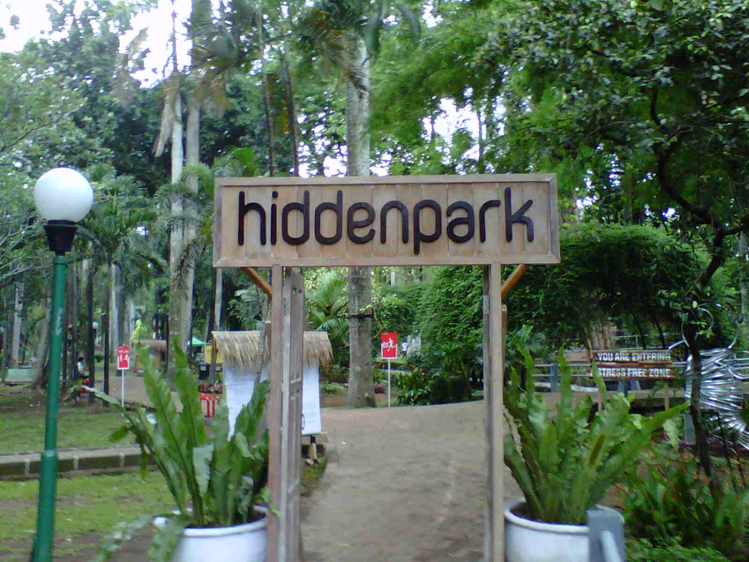 Hidden Park di Taman Langsat via Noodlehair, Sejarah Taman Langsat, Lokasi dan Cara Menuju Taman, Daya Tarik Taman Langsat, Fasilitas di Taman Langsat, Cerita Mistis di Balik Taman Langsat, Saran dan Tips Berlibur di Taman Langsat