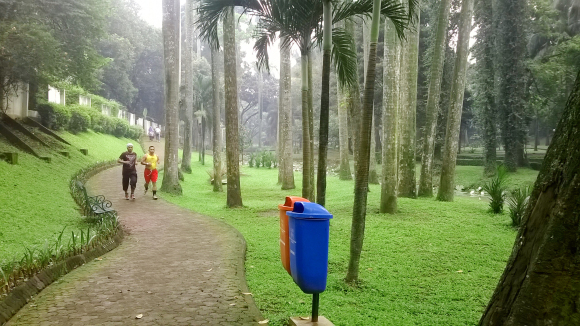 Jogging Track via Duniaibrahim.wordpresscom, Sejarah Taman Langsat, Lokasi dan Cara Menuju Taman, Daya Tarik Taman Langsat, Fasilitas di Taman Langsat, Cerita Mistis di Balik Taman Langsat, Saran dan Tips Berlibur di Taman Langsat