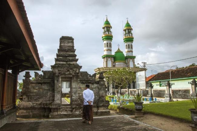 Makam Ratu Ibu via Kompasiana, 1. Pulau Mandangin, 2. Pantai Camplong, 3. Waduk Klampis, 4. Makam Ratu Ibu, 5. Air Terjun Toroan, 5. Reruntuhan Pababaran, 6. Wisata Rimba Monyet Nepa, 7. Gua Lebar, 8. Bukit Masegit, 9. Sumber Jokotole Omben, 10. Pantai Nepa , 11. Gua Macan, 12. Gunung Maddah, 13. Tambak Garam, 14. Pantai Jodoh, 15. Masjid Agung Sampang, 16. Obyek Wisata Waduk Nipah Banyuates, 17. Gua Kelelawar