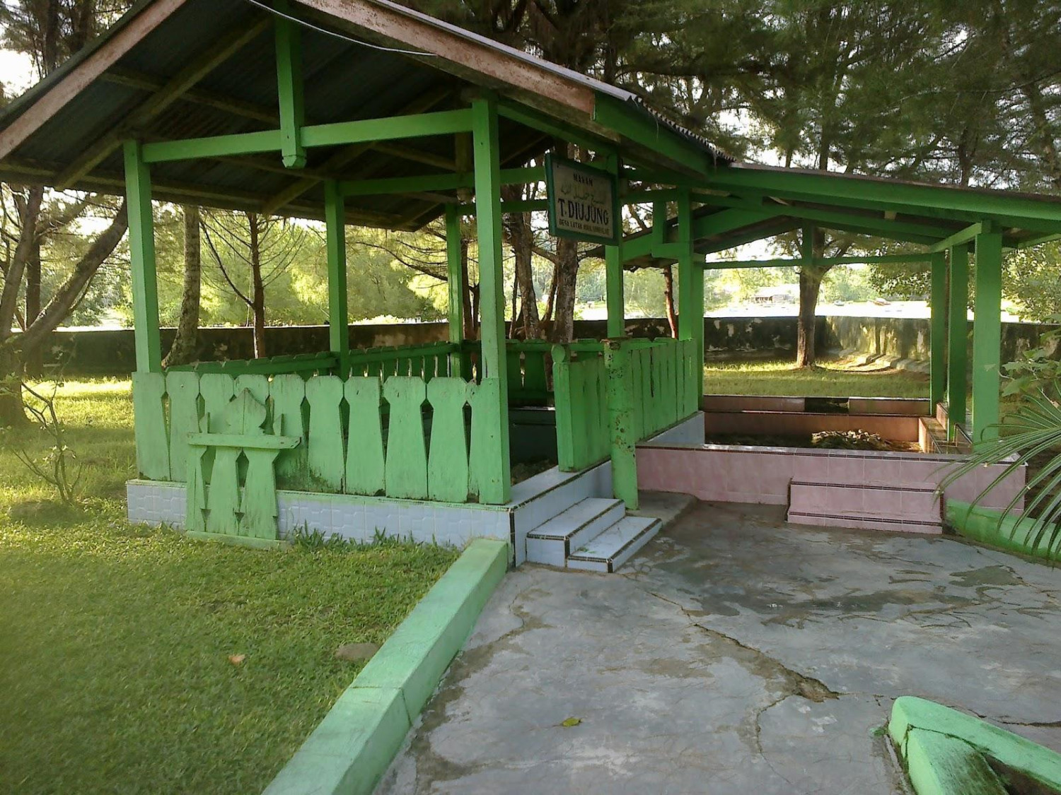 Makam Teungku Diujung, 1. Pulau Siumat, 2. Danau Air Tawar Teluk Dalam, 3. Pulau Tepi, 4. Batu Siambong-Ambong Alafan, 5. Pantai Labuhan Bakti, 6. Pantai Thailand, 7. Pantai Pasir Tinggi, 8. Pantai Ganting, 9. Pantai Busung, 10. Pantai Nancala, 11. Pulau Mincau, 12. Danau Lembah Air Terjun Putra Jaya, 13. Makam Teungku Diujung, 14. Pantai Pasir Merah, 15. Pulau Taman Raja Rayo, 16. Pantai Alus-Alus, 17. Pantai Tunggul Indah, 18. Pantai Matanurung, 19. Pantai Batu Berlayar, 20. Pantai Kuala Makmur, 21. Teluk Sibigo, 22. Pulau Pinang