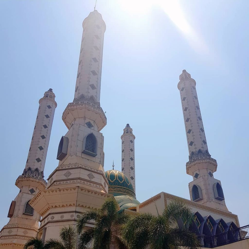 Masjid Agung Nurul Ikhlas via IG @poet_apui, 1. Pantai Kelapa Tujuh, 2. Pulau Merak Besar, 3. Pulau Merak Kecil, 4. Gunung Batu Lawang, 5. Pantai Anyer Cilegon, 6. Rawa Arum Cilegon, 7. Gunung Batur, 8. Krakatau Country Club, 9. Masjid Agung Nurul Ikhlas, 10. Kolam Renang Metro, 11. Cagar Alam Gunung Tukung Gede, 12. Bukit Teletubbies, 13. Batu Gambir, 14. Café Oregano, 15. Cilegon Green Waterpark, 16. Krakatau Bike Park, 17. Sate Bebek Asmawi di Jombang Cilegon, 18. Kratau Junction Infinite Jogging Track, 19. Taman Coca Cola, 20. Masjid Sumpah, 21. Alun-Alun Cilegon, 22. Waduk Krakatau Steel, 23. Mayfield Mall, 24. Wisata Kuliner di Saung Edi, 25. Krakatau Jungle Park, 26. Istana Pasir Temiang, 27. Pantai Pulorida, 28. Villa Ternak Cikerai, 30. Keindahan Puncak Ciperahu, 31. Kampung Lukis, 32. Kampung Wisata UMKM, 33. Agrowisata Waras Farm, 34. Wisata Gunung Pinang, 35. Taman Layak Anak Cilegon, 36. Pantai Tanjung Sari, 37. Pantai Mabak Cilegon, 38. Cilegon Park