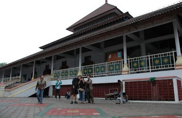 Masjid Sumpah, 1. Pantai Kelapa Tujuh, 2. Pulau Merak Besar, 3. Pulau Merak Kecil, 4. Gunung Batu Lawang, 5. Pantai Anyer Cilegon, 6. Rawa Arum Cilegon, 7. Gunung Batur, 8. Krakatau Country Club, 9. Masjid Agung Nurul Ikhlas, 10. Kolam Renang Metro, 11. Cagar Alam Gunung Tukung Gede, 12. Bukit Teletubbies, 13. Batu Gambir, 14. Café Oregano, 15. Cilegon Green Waterpark, 16. Krakatau Bike Park, 17. Sate Bebek Asmawi di Jombang Cilegon, 18. Kratau Junction Infinite Jogging Track, 19. Taman Coca Cola, 20. Masjid Sumpah, 21. Alun-Alun Cilegon, 22. Waduk Krakatau Steel, 23. Mayfield Mall, 24. Wisata Kuliner di Saung Edi, 25. Krakatau Jungle Park, 26. Istana Pasir Temiang, 27. Pantai Pulorida, 28. Villa Ternak Cikerai, 30. Keindahan Puncak Ciperahu, 31. Kampung Lukis, 32. Kampung Wisata UMKM, 33. Agrowisata Waras Farm, 34. Wisata Gunung Pinang, 35. Taman Layak Anak Cilegon, 36. Pantai Tanjung Sari, 37. Pantai Mabak Cilegon, 38. Cilegon Park