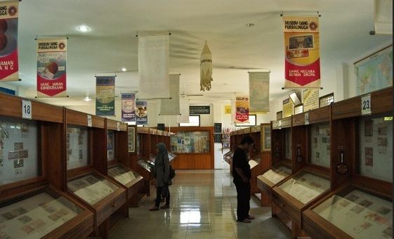 Museum Uang Purbalingga via Lihat.co.id, 1. Owabong Water Park, 2. Taman Wisata Pendidikan Purbasari Pancuran Mas, 3. Taman Bunga Kutabawa, 4. Wisata Alam Kampung Kurcaci, 5. Agrowisata Lembah Asri Serang, 6. Jembatan Cinta Purbalingga, 7. Sanggaluri Park Purbalingga, 8. Golaga – Goalawa Purbalingga, 9. Desa Wisata Panusupan, 10. Bukit Mertelu, 11. Alun – Alun Purbalingga, 12. Pemandian Situ Tirta Marta Desa Wisata Karangcegak, 13. Puncak Sendaren, 14. Desa Wisata Serang, 15. Jembatan Pelangi Rembang, 16. Purbasari Pancuran Mas, 17. Curug Sumba, 18. Wisata Agrobisnis Serang, 19. Bukit Cilik – Igir Wringin, 20. Wisata Buah Botania Garden (Bogar), 21. Puncak Sibarat, 22. Curug Nini, 23. Curug Silintang, 24. Bukit Njelir, 25. Taman Cinta Talagening Bobotsari, 26. Curug Duwur (Bumisari), 27. Curug Tempuran, 28. Desa Wisata Gunung Wuled, 29. Museum Uang Purbalingga, 30. River World Purbalingga, 31. Ardi Lawet Petilasan Syeh Jambu Karang, 32. Bukit Kelir, 33. Watu Geong, 34. Curug Ciputut, 35. Curug Tuntung Laut, 36. Museum Jenderal Soedirman, 37. Kolam Renang Walik Purbalingga, 38. Sungai Watu Mujur, 39. Arung Jeram Sungai Klawing, 40. Usman Janatin City Park, 41. Puncak Telkom Pratin, 42. Puncak Batur Purbalingga, 44. Wisata Pring Wulung, 45. River Tubing Klawing, 46. Lampion Tengah Sawah, 47. Bendungan Slinga, 48. Highland Serang, 49. Desa Wisata Sikopyah