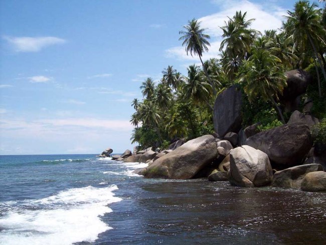 Pantai Batu Berlayar Aceh, 1. Pulau Siumat, 2. Danau Air Tawar Teluk Dalam, 3. Pulau Tepi, 4. Batu Siambong-Ambong Alafan, 5. Pantai Labuhan Bakti, 6. Pantai Thailand, 7. Pantai Pasir Tinggi, 8. Pantai Ganting, 9. Pantai Busung, 10. Pantai Nancala, 11. Pulau Mincau, 12. Danau Lembah Air Terjun Putra Jaya, 13. Makam Teungku Diujung, 14. Pantai Pasir Merah, 15. Pulau Taman Raja Rayo, 16. Pantai Alus-Alus, 17. Pantai Tunggul Indah, 18. Pantai Matanurung, 19. Pantai Batu Berlayar, 20. Pantai Kuala Makmur, 21. Teluk Sibigo, 22. Pulau Pinang