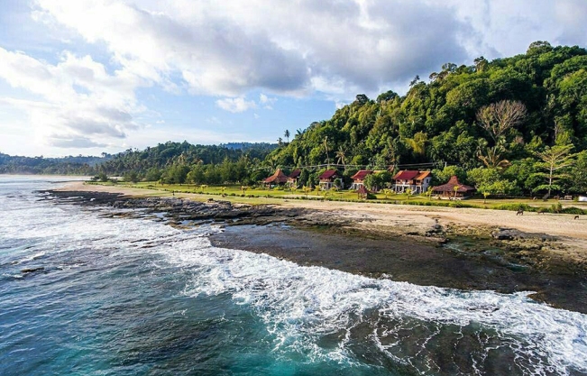 Pantai Nancala via Gwsindonesia, 1. Pulau Siumat, 2. Danau Air Tawar Teluk Dalam, 3. Pulau Tepi, 4. Batu Siambong-Ambong Alafan, 5. Pantai Labuhan Bakti, 6. Pantai Thailand, 7. Pantai Pasir Tinggi, 8. Pantai Ganting, 9. Pantai Busung, 10. Pantai Nancala, 11. Pulau Mincau, 12. Danau Lembah Air Terjun Putra Jaya, 13. Makam Teungku Diujung, 14. Pantai Pasir Merah, 15. Pulau Taman Raja Rayo, 16. Pantai Alus-Alus, 17. Pantai Tunggul Indah, 18. Pantai Matanurung, 19. Pantai Batu Berlayar, 20. Pantai Kuala Makmur, 21. Teluk Sibigo, 22. Pulau Pinang