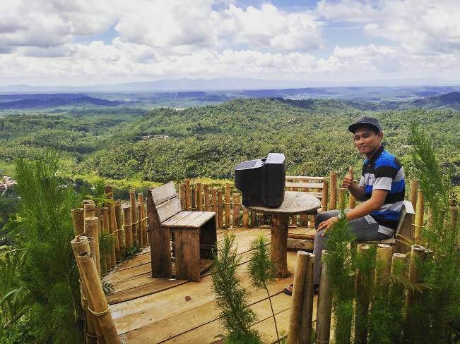 Pojok Kayangan, 1. Owabong Water Park, 2. Taman Wisata Pendidikan Purbasari Pancuran Mas, 3. Taman Bunga Kutabawa, 4. Wisata Alam Kampung Kurcaci, 5. Agrowisata Lembah Asri Serang, 6. Jembatan Cinta Purbalingga, 7. Sanggaluri Park Purbalingga, 8. Golaga – Goalawa Purbalingga, 9. Desa Wisata Panusupan, 10. Bukit Mertelu, 11. Alun – Alun Purbalingga, 12. Pemandian Situ Tirta Marta Desa Wisata Karangcegak, 13. Puncak Sendaren, 14. Desa Wisata Serang, 15. Jembatan Pelangi Rembang, 16. Purbasari Pancuran Mas, 17. Curug Sumba, 18. Wisata Agrobisnis Serang, 19. Bukit Cilik – Igir Wringin, 20. Wisata Buah Botania Garden (Bogar), 21. Puncak Sibarat, 22. Curug Nini, 23. Curug Silintang, 24. Bukit Njelir, 25. Taman Cinta Talagening Bobotsari, 26. Curug Duwur (Bumisari), 27. Curug Tempuran, 28. Desa Wisata Gunung Wuled, 29. Museum Uang Purbalingga, 30. River World Purbalingga, 31. Ardi Lawet Petilasan Syeh Jambu Karang, 32. Bukit Kelir, 33. Watu Geong, 34. Curug Ciputut, 35. Curug Tuntung Laut, 36. Museum Jenderal Soedirman, 37. Kolam Renang Walik Purbalingga, 38. Sungai Watu Mujur, 39. Arung Jeram Sungai Klawing, 40. Usman Janatin City Park, 41. Puncak Telkom Pratin, 42. Puncak Batur Purbalingga, 44. Wisata Pring Wulung, 45. River Tubing Klawing, 46. Lampion Tengah Sawah, 47. Bendungan Slinga, 48. Highland Serang, 49. Desa Wisata Sikopyah