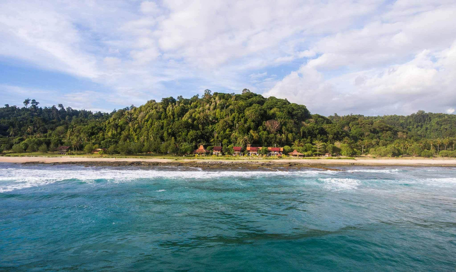 Pulau Taman Raja Rayo, 1. Pulau Siumat, 2. Danau Air Tawar Teluk Dalam, 3. Pulau Tepi, 4. Batu Siambong-Ambong Alafan, 5. Pantai Labuhan Bakti, 6. Pantai Thailand, 7. Pantai Pasir Tinggi, 8. Pantai Ganting, 9. Pantai Busung, 10. Pantai Nancala, 11. Pulau Mincau, 12. Danau Lembah Air Terjun Putra Jaya, 13. Makam Teungku Diujung, 14. Pantai Pasir Merah, 15. Pulau Taman Raja Rayo, 16. Pantai Alus-Alus, 17. Pantai Tunggul Indah, 18. Pantai Matanurung, 19. Pantai Batu Berlayar, 20. Pantai Kuala Makmur, 21. Teluk Sibigo, 22. Pulau Pinang