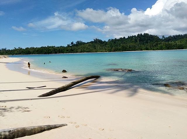 Pulau Tepi via IG @miftahuljannaherhasy, 1. Pulau Siumat, 2. Danau Air Tawar Teluk Dalam, 3. Pulau Tepi, 4. Batu Siambong-Ambong Alafan, 5. Pantai Labuhan Bakti, 6. Pantai Thailand, 7. Pantai Pasir Tinggi, 8. Pantai Ganting, 9. Pantai Busung, 10. Pantai Nancala, 11. Pulau Mincau, 12. Danau Lembah Air Terjun Putra Jaya, 13. Makam Teungku Diujung, 14. Pantai Pasir Merah, 15. Pulau Taman Raja Rayo, 16. Pantai Alus-Alus, 17. Pantai Tunggul Indah, 18. Pantai Matanurung, 19. Pantai Batu Berlayar, 20. Pantai Kuala Makmur, 21. Teluk Sibigo, 22. Pulau Pinang