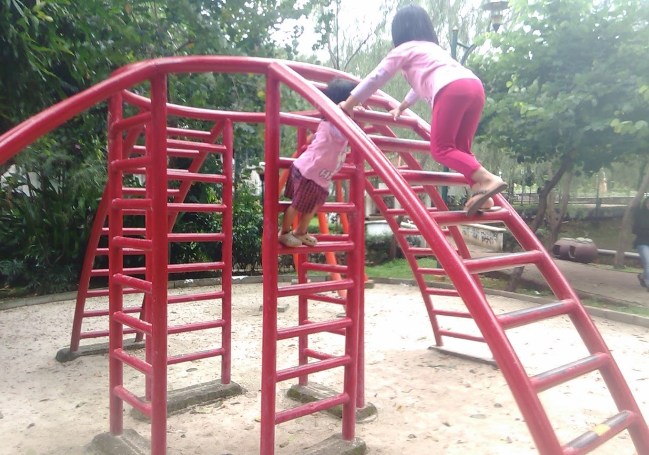 Tempat Bermain Anak di Taman Langsat via Travelxtrans, Sejarah Taman Langsat, Lokasi dan Cara Menuju Taman, Daya Tarik Taman Langsat, Fasilitas di Taman Langsat, Cerita Mistis di Balik Taman Langsat, Saran dan Tips Berlibur di Taman Langsat