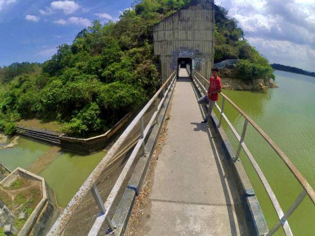 Waduk Klampis via Sampangwebid, 1. Pulau Mandangin, 2. Pantai Camplong, 3. Waduk Klampis, 4. Makam Ratu Ibu, 5. Air Terjun Toroan, 5. Reruntuhan Pababaran, 6. Wisata Rimba Monyet Nepa, 7. Gua Lebar, 8. Bukit Masegit, 9. Sumber Jokotole Omben, 10. Pantai Nepa , 11. Gua Macan, 12. Gunung Maddah, 13. Tambak Garam, 14. Pantai Jodoh, 15. Masjid Agung Sampang, 16. Obyek Wisata Waduk Nipah Banyuates, 17. Gua Kelelawar