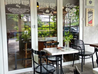 Dagang Kopi via Pergikuliner, 1. Cafe Batavia, 2. Ali Kopi Cafe & Roastery, 3. Cafe Strawberry, 4. Crematology Coffee Roasters, 5. Onni House Jakarta, 6. Kedai Seni Djakarte, 7. Dancing Goat Coffee Co., 8. Sudutsatu Cafe, 9. Tuttonero Coffee and Eat, 10. Kopitagram – Tomang, 11. Libero (Coffee • Kitchen • Gelato), 12. KOI The, 13. Beatrice Quarters, 14. Kaneel Cafe, 15. Guten Morgen Coffee Lab, 16. Djournal Coffee, 17. Koultoura Coffee – Wang Plaza, 18. Tantular Cafe, 19. Common Grounds Neo Soho, 20. Dinobites Cafe, 21. Wj de Cafe, 22. Coteca, 23. Papa & Mama Bistro and Coffee, 24. Excelso Coffee – Puri Indah Mall, 25. Tamani Cafe, 26. Koultura Kopie, 27. EVLOGIA CAFE & CO, 28. Wyl’s Kitchen – Veranda Residence Puri, 29. Tony Roma’s Pesanggrahan, 30. Teras Koepi, 31. Kopi Lalu, 32. Vilo Artisan Gelato, 33. Rame Coffee & Eatery, 34. Sinilagi – Food and Coffee, 35. O’Good Coffee & Eatery, 36. Tanatap Coffee Meruya, 37. Acaraki, 38. DAKARA COFFEE AND TEA, 39. Gins.co Cafe