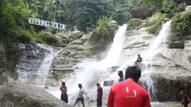 Kedung Tolok via Suara Jogja, 1. Pantai Parangtritis, 2. Gumuk Pasir Parangkusumo, 3. Kebun Buah Mangunan, 4. Hutan Pinus Dlingo, 5. Puncak Becici Dlingo, 6. Air Terjun Ledok Pokoh (Lepo), 7. Seribu Batu Songgo Langit, 8. Karst Tubing Sedayu, 9. Kampung Edukasi Watu Lumbung, 10. Pantai Kuwaru, 11. Pantai Pandansari, 12. Kebun Buah Naga Pantai Pandansari, 13. Pantai Samas, 14. Pantai Gua Cemara, 15. Kampung Batik Giriloyo, 16. Makam Imogiri, 17. Gua Gajah, 18. Gua Selarong, 19. Gua Cerme, 20. Tirta Tamansari, 21. Balong Waterpark, 22. Kids Fun, 23. Bukit Lintang Sewu, 24. Pabrik Gula Madukismo, 25. Tebing Watu Mabur, 26. Gardu Pandang Bukit Mojo Gumelem, 27. Galaxy Waterpark, 28. Hutan Pinus Pengger, 29. Pantai Pandansimo Bantul, 30. Jurang Tembelan, 31. Watu Goyang, 32. Watu Ngadek, 33. Gardu Pandang Pinus Asri, 34. Watu Amben, 35. Jembatan Soka, 36. Air Terjun Seribu Batu, 37. Air Terjun Tuwondo, 38. Curug Banyunibo, 39. Grojogan Pucung, 40. Pantai Baru, 41. Pantai Baros, 42. Bukit Panguk Kediwung Bantul, 43. Air Terjun Kedung Pengilon, 44. Kebun Bunga Celosia, Resoinangun Garden*, 45. Pasar Seni Gabusan Pusat, 46. Desa Wisata Tembi Bantul, 47. Bukit Bego Imogiri Bantul, 48. Pemandian Air Panas Parang Wedang, 49. Air Terjun Randusari, 50. Pantai Depok, 51. Curug Pulosari, 52. Perengan Park, 53. Pintu Langit Dahromo, 54. Ekowisata Jatisari Dlingo, 55. Bukit Parang Endog, Dekat Bantul, 56. Puncak Sosok, 57. Hutan Pinus Mangunan, 58. Museum Dirgantara, 59. Pantai Cemara Sewu, 60. Pantai Parangkusumo, 61. Kampung Anggur Bantul, 62. Pantai Pelangi, 63. Puncak Bucu, 64. Museum Sejarah Purbakala Pleret, 65. Masjid Gedhe Mataram Kotagede, 66. Pantai Segoro Kidul, 67. Pantai Barchan, 68. Goa Jepang Bantul, 69. Museum Chocolate Monggo, 70. Watu Lawang Mangunan, 71. Edum Park Tegaldowo, 72. Taman Wisata Batu Kapal, 73. Gunung Wangi Bangkel, 74. Kedung Tolok, 75. Sendang Ngembel, 76. Taman Tino Sidin, 77. Bale Banjar Sangkring, 78. Kalinampu Natural Park, 79. Grand Puri Waterpark, 80. Pasar Kebon Empring, 81. Taman Tempuran Cikal, 82. Setren Opak, 83. Taman Glugut, 84. Museum HM Soeharto, 85. Museum Wayang Kekayon, 86. Museum History of Java, 87. Desa Wisata Gerabah Kasongan, 88. Sentra Kulit Manding, 89. Taman Senja Ngelo, 90. Jembatan Selopamioro, 91. Puncak Gebang, 92. Bukit Cinomati, 93. Taman Bunga Asri, 94. Telogo Potorono