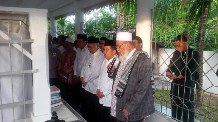 Makam Tengku Abdullah Di Tiro via Tribunnews, 1. Air Panas Beungga, 2. Monumen Tsunami Kota Sigli, 3. Air Terjun Tangse, 4. Pesona Puncak Kule, 5. Pantai Mantak Tari, 6. Ujong Pi, 7. Menara Air Belanda di Blok Bengkel, 8. Makam Tengku Abdullah Di Tiro, 9. Lingkok Kuwieng, 10. Masjid Po Teumeureuhom (Mutiara Barat), 11. Guha Tujuh (Laweung), 12. Arung Jeram Tangse, 13. Krueng Geunie, 14. Waduk Rajui Padang Tiji, 15. Pantai Pelangi, 16. Masjid Abu Beureueh, 17. Lancang Garam, 18. Bendungan Pinto Sa, 19. Gunung Peut Sagoe, 20. Gunung Taleuk, 21. Teuraceu Angên Beungga