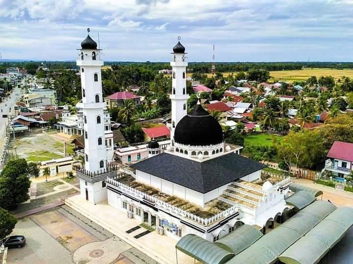 Masjid Abu Beureueh via Twitter, 1. Air Panas Beungga, 2. Monumen Tsunami Kota Sigli, 3. Air Terjun Tangse, 4. Pesona Puncak Kule, 5. Pantai Mantak Tari, 6. Ujong Pi, 7. Menara Air Belanda di Blok Bengkel, 8. Makam Tengku Abdullah Di Tiro, 9. Lingkok Kuwieng, 10. Masjid Po Teumeureuhom (Mutiara Barat), 11. Guha Tujuh (Laweung), 12. Arung Jeram Tangse, 13. Krueng Geunie, 14. Waduk Rajui Padang Tiji, 15. Pantai Pelangi, 16. Masjid Abu Beureueh, 17. Lancang Garam, 18. Bendungan Pinto Sa, 19. Gunung Peut Sagoe, 20. Gunung Taleuk, 21. Teuraceu Angên Beungga