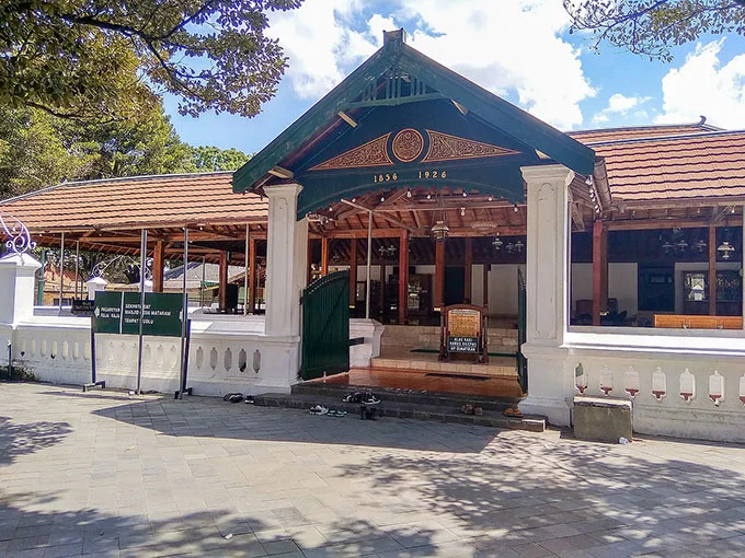 Masjid Gedhe Mataram Kotagede, 1. Pantai Parangtritis, 2. Gumuk Pasir Parangkusumo, 3. Kebun Buah Mangunan, 4. Hutan Pinus Dlingo, 5. Puncak Becici Dlingo, 6. Air Terjun Ledok Pokoh (Lepo), 7. Seribu Batu Songgo Langit, 8. Karst Tubing Sedayu, 9. Kampung Edukasi Watu Lumbung, 10. Pantai Kuwaru, 11. Pantai Pandansari, 12. Kebun Buah Naga Pantai Pandansari, 13. Pantai Samas, 14. Pantai Gua Cemara, 15. Kampung Batik Giriloyo, 16. Makam Imogiri, 17. Gua Gajah, 18. Gua Selarong, 19. Gua Cerme, 20. Tirta Tamansari, 21. Balong Waterpark, 22. Kids Fun, 23. Bukit Lintang Sewu, 24. Pabrik Gula Madukismo, 25. Tebing Watu Mabur, 26. Gardu Pandang Bukit Mojo Gumelem, 27. Galaxy Waterpark, 28. Hutan Pinus Pengger, 29. Pantai Pandansimo Bantul, 30. Jurang Tembelan, 31. Watu Goyang, 32. Watu Ngadek, 33. Gardu Pandang Pinus Asri, 34. Watu Amben, 35. Jembatan Soka, 36. Air Terjun Seribu Batu, 37. Air Terjun Tuwondo, 38. Curug Banyunibo, 39. Grojogan Pucung, 40. Pantai Baru, 41. Pantai Baros, 42. Bukit Panguk Kediwung Bantul, 43. Air Terjun Kedung Pengilon, 44. Kebun Bunga Celosia, Resoinangun Garden*, 45. Pasar Seni Gabusan Pusat, 46. Desa Wisata Tembi Bantul, 47. Bukit Bego Imogiri Bantul, 48. Pemandian Air Panas Parang Wedang, 49. Air Terjun Randusari, 50. Pantai Depok, 51. Curug Pulosari, 52. Perengan Park, 53. Pintu Langit Dahromo, 54. Ekowisata Jatisari Dlingo, 55. Bukit Parang Endog, Dekat Bantul, 56. Puncak Sosok, 57. Hutan Pinus Mangunan, 58. Museum Dirgantara, 59. Pantai Cemara Sewu, 60. Pantai Parangkusumo, 61. Kampung Anggur Bantul, 62. Pantai Pelangi, 63. Puncak Bucu, 64. Museum Sejarah Purbakala Pleret, 65. Masjid Gedhe Mataram Kotagede, 66. Pantai Segoro Kidul, 67. Pantai Barchan, 68. Goa Jepang Bantul, 69. Museum Chocolate Monggo, 70. Watu Lawang Mangunan, 71. Edum Park Tegaldowo, 72. Taman Wisata Batu Kapal, 73. Gunung Wangi Bangkel, 74. Kedung Tolok, 75. Sendang Ngembel, 76. Taman Tino Sidin, 77. Bale Banjar Sangkring, 78. Kalinampu Natural Park, 79. Grand Puri Waterpark, 80. Pasar Kebon Empring, 81. Taman Tempuran Cikal, 82. Setren Opak, 83. Taman Glugut, 84. Museum HM Soeharto, 85. Museum Wayang Kekayon, 86. Museum History of Java, 87. Desa Wisata Gerabah Kasongan, 88. Sentra Kulit Manding, 89. Taman Senja Ngelo, 90. Jembatan Selopamioro, 91. Puncak Gebang, 92. Bukit Cinomati, 93. Taman Bunga Asri, 94. Telogo Potorono