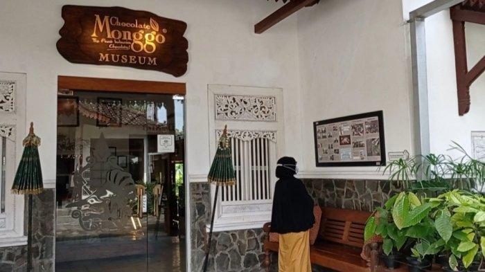 Museum Chocolate Monggo via Tribunnews, 1. Pantai Parangtritis, 2. Gumuk Pasir Parangkusumo, 3. Kebun Buah Mangunan, 4. Hutan Pinus Dlingo, 5. Puncak Becici Dlingo, 6. Air Terjun Ledok Pokoh (Lepo), 7. Seribu Batu Songgo Langit, 8. Karst Tubing Sedayu, 9. Kampung Edukasi Watu Lumbung, 10. Pantai Kuwaru, 11. Pantai Pandansari, 12. Kebun Buah Naga Pantai Pandansari, 13. Pantai Samas, 14. Pantai Gua Cemara, 15. Kampung Batik Giriloyo, 16. Makam Imogiri, 17. Gua Gajah, 18. Gua Selarong, 19. Gua Cerme, 20. Tirta Tamansari, 21. Balong Waterpark, 22. Kids Fun, 23. Bukit Lintang Sewu, 24. Pabrik Gula Madukismo, 25. Tebing Watu Mabur, 26. Gardu Pandang Bukit Mojo Gumelem, 27. Galaxy Waterpark, 28. Hutan Pinus Pengger, 29. Pantai Pandansimo Bantul, 30. Jurang Tembelan, 31. Watu Goyang, 32. Watu Ngadek, 33. Gardu Pandang Pinus Asri, 34. Watu Amben, 35. Jembatan Soka, 36. Air Terjun Seribu Batu, 37. Air Terjun Tuwondo, 38. Curug Banyunibo, 39. Grojogan Pucung, 40. Pantai Baru, 41. Pantai Baros, 42. Bukit Panguk Kediwung Bantul, 43. Air Terjun Kedung Pengilon, 44. Kebun Bunga Celosia, Resoinangun Garden*, 45. Pasar Seni Gabusan Pusat, 46. Desa Wisata Tembi Bantul, 47. Bukit Bego Imogiri Bantul, 48. Pemandian Air Panas Parang Wedang, 49. Air Terjun Randusari, 50. Pantai Depok, 51. Curug Pulosari, 52. Perengan Park, 53. Pintu Langit Dahromo, 54. Ekowisata Jatisari Dlingo, 55. Bukit Parang Endog, Dekat Bantul, 56. Puncak Sosok, 57. Hutan Pinus Mangunan, 58. Museum Dirgantara, 59. Pantai Cemara Sewu, 60. Pantai Parangkusumo, 61. Kampung Anggur Bantul, 62. Pantai Pelangi, 63. Puncak Bucu, 64. Museum Sejarah Purbakala Pleret, 65. Masjid Gedhe Mataram Kotagede, 66. Pantai Segoro Kidul, 67. Pantai Barchan, 68. Goa Jepang Bantul, 69. Museum Chocolate Monggo, 70. Watu Lawang Mangunan, 71. Edum Park Tegaldowo, 72. Taman Wisata Batu Kapal, 73. Gunung Wangi Bangkel, 74. Kedung Tolok, 75. Sendang Ngembel, 76. Taman Tino Sidin, 77. Bale Banjar Sangkring, 78. Kalinampu Natural Park, 79. Grand Puri Waterpark, 80. Pasar Kebon Empring, 81. Taman Tempuran Cikal, 82. Setren Opak, 83. Taman Glugut, 84. Museum HM Soeharto, 85. Museum Wayang Kekayon, 86. Museum History of Java, 87. Desa Wisata Gerabah Kasongan, 88. Sentra Kulit Manding, 89. Taman Senja Ngelo, 90. Jembatan Selopamioro, 91. Puncak Gebang, 92. Bukit Cinomati, 93. Taman Bunga Asri, 94. Telogo Potorono