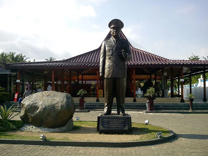 Museum HM Soeharto, 1. Pantai Parangtritis, 2. Gumuk Pasir Parangkusumo, 3. Kebun Buah Mangunan, 4. Hutan Pinus Dlingo, 5. Puncak Becici Dlingo, 6. Air Terjun Ledok Pokoh (Lepo), 7. Seribu Batu Songgo Langit, 8. Karst Tubing Sedayu, 9. Kampung Edukasi Watu Lumbung, 10. Pantai Kuwaru, 11. Pantai Pandansari, 12. Kebun Buah Naga Pantai Pandansari, 13. Pantai Samas, 14. Pantai Gua Cemara, 15. Kampung Batik Giriloyo, 16. Makam Imogiri, 17. Gua Gajah, 18. Gua Selarong, 19. Gua Cerme, 20. Tirta Tamansari, 21. Balong Waterpark, 22. Kids Fun, 23. Bukit Lintang Sewu, 24. Pabrik Gula Madukismo, 25. Tebing Watu Mabur, 26. Gardu Pandang Bukit Mojo Gumelem, 27. Galaxy Waterpark, 28. Hutan Pinus Pengger, 29. Pantai Pandansimo Bantul, 30. Jurang Tembelan, 31. Watu Goyang, 32. Watu Ngadek, 33. Gardu Pandang Pinus Asri, 34. Watu Amben, 35. Jembatan Soka, 36. Air Terjun Seribu Batu, 37. Air Terjun Tuwondo, 38. Curug Banyunibo, 39. Grojogan Pucung, 40. Pantai Baru, 41. Pantai Baros, 42. Bukit Panguk Kediwung Bantul, 43. Air Terjun Kedung Pengilon, 44. Kebun Bunga Celosia, Resoinangun Garden*, 45. Pasar Seni Gabusan Pusat, 46. Desa Wisata Tembi Bantul, 47. Bukit Bego Imogiri Bantul, 48. Pemandian Air Panas Parang Wedang, 49. Air Terjun Randusari, 50. Pantai Depok, 51. Curug Pulosari, 52. Perengan Park, 53. Pintu Langit Dahromo, 54. Ekowisata Jatisari Dlingo, 55. Bukit Parang Endog, Dekat Bantul, 56. Puncak Sosok, 57. Hutan Pinus Mangunan, 58. Museum Dirgantara, 59. Pantai Cemara Sewu, 60. Pantai Parangkusumo, 61. Kampung Anggur Bantul, 62. Pantai Pelangi, 63. Puncak Bucu, 64. Museum Sejarah Purbakala Pleret, 65. Masjid Gedhe Mataram Kotagede, 66. Pantai Segoro Kidul, 67. Pantai Barchan, 68. Goa Jepang Bantul, 69. Museum Chocolate Monggo, 70. Watu Lawang Mangunan, 71. Edum Park Tegaldowo, 72. Taman Wisata Batu Kapal, 73. Gunung Wangi Bangkel, 74. Kedung Tolok, 75. Sendang Ngembel, 76. Taman Tino Sidin, 77. Bale Banjar Sangkring, 78. Kalinampu Natural Park, 79. Grand Puri Waterpark, 80. Pasar Kebon Empring, 81. Taman Tempuran Cikal, 82. Setren Opak, 83. Taman Glugut, 84. Museum HM Soeharto, 85. Museum Wayang Kekayon, 86. Museum History of Java, 87. Desa Wisata Gerabah Kasongan, 88. Sentra Kulit Manding, 89. Taman Senja Ngelo, 90. Jembatan Selopamioro, 91. Puncak Gebang, 92. Bukit Cinomati, 93. Taman Bunga Asri, 94. Telogo Potorono