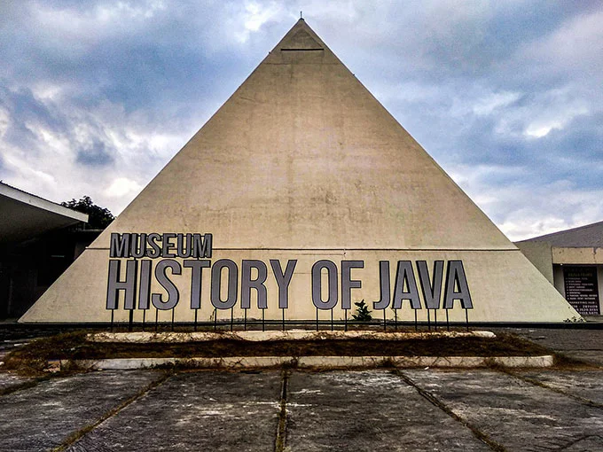 Museum History of Java, 1. Pantai Parangtritis, 2. Gumuk Pasir Parangkusumo, 3. Kebun Buah Mangunan, 4. Hutan Pinus Dlingo, 5. Puncak Becici Dlingo, 6. Air Terjun Ledok Pokoh (Lepo), 7. Seribu Batu Songgo Langit, 8. Karst Tubing Sedayu, 9. Kampung Edukasi Watu Lumbung, 10. Pantai Kuwaru, 11. Pantai Pandansari, 12. Kebun Buah Naga Pantai Pandansari, 13. Pantai Samas, 14. Pantai Gua Cemara, 15. Kampung Batik Giriloyo, 16. Makam Imogiri, 17. Gua Gajah, 18. Gua Selarong, 19. Gua Cerme, 20. Tirta Tamansari, 21. Balong Waterpark, 22. Kids Fun, 23. Bukit Lintang Sewu, 24. Pabrik Gula Madukismo, 25. Tebing Watu Mabur, 26. Gardu Pandang Bukit Mojo Gumelem, 27. Galaxy Waterpark, 28. Hutan Pinus Pengger, 29. Pantai Pandansimo Bantul, 30. Jurang Tembelan, 31. Watu Goyang, 32. Watu Ngadek, 33. Gardu Pandang Pinus Asri, 34. Watu Amben, 35. Jembatan Soka, 36. Air Terjun Seribu Batu, 37. Air Terjun Tuwondo, 38. Curug Banyunibo, 39. Grojogan Pucung, 40. Pantai Baru, 41. Pantai Baros, 42. Bukit Panguk Kediwung Bantul, 43. Air Terjun Kedung Pengilon, 44. Kebun Bunga Celosia, Resoinangun Garden*, 45. Pasar Seni Gabusan Pusat, 46. Desa Wisata Tembi Bantul, 47. Bukit Bego Imogiri Bantul, 48. Pemandian Air Panas Parang Wedang, 49. Air Terjun Randusari, 50. Pantai Depok, 51. Curug Pulosari, 52. Perengan Park, 53. Pintu Langit Dahromo, 54. Ekowisata Jatisari Dlingo, 55. Bukit Parang Endog, Dekat Bantul, 56. Puncak Sosok, 57. Hutan Pinus Mangunan, 58. Museum Dirgantara, 59. Pantai Cemara Sewu, 60. Pantai Parangkusumo, 61. Kampung Anggur Bantul, 62. Pantai Pelangi, 63. Puncak Bucu, 64. Museum Sejarah Purbakala Pleret, 65. Masjid Gedhe Mataram Kotagede, 66. Pantai Segoro Kidul, 67. Pantai Barchan, 68. Goa Jepang Bantul, 69. Museum Chocolate Monggo, 70. Watu Lawang Mangunan, 71. Edum Park Tegaldowo, 72. Taman Wisata Batu Kapal, 73. Gunung Wangi Bangkel, 74. Kedung Tolok, 75. Sendang Ngembel, 76. Taman Tino Sidin, 77. Bale Banjar Sangkring, 78. Kalinampu Natural Park, 79. Grand Puri Waterpark, 80. Pasar Kebon Empring, 81. Taman Tempuran Cikal, 82. Setren Opak, 83. Taman Glugut, 84. Museum HM Soeharto, 85. Museum Wayang Kekayon, 86. Museum History of Java, 87. Desa Wisata Gerabah Kasongan, 88. Sentra Kulit Manding, 89. Taman Senja Ngelo, 90. Jembatan Selopamioro, 91. Puncak Gebang, 92. Bukit Cinomati, 93. Taman Bunga Asri, 94. Telogo Potorono