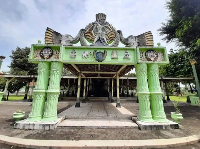 Museum Wayang Kekayon, 1. Pantai Parangtritis, 2. Gumuk Pasir Parangkusumo, 3. Kebun Buah Mangunan, 4. Hutan Pinus Dlingo, 5. Puncak Becici Dlingo, 6. Air Terjun Ledok Pokoh (Lepo), 7. Seribu Batu Songgo Langit, 8. Karst Tubing Sedayu, 9. Kampung Edukasi Watu Lumbung, 10. Pantai Kuwaru, 11. Pantai Pandansari, 12. Kebun Buah Naga Pantai Pandansari, 13. Pantai Samas, 14. Pantai Gua Cemara, 15. Kampung Batik Giriloyo, 16. Makam Imogiri, 17. Gua Gajah, 18. Gua Selarong, 19. Gua Cerme, 20. Tirta Tamansari, 21. Balong Waterpark, 22. Kids Fun, 23. Bukit Lintang Sewu, 24. Pabrik Gula Madukismo, 25. Tebing Watu Mabur, 26. Gardu Pandang Bukit Mojo Gumelem, 27. Galaxy Waterpark, 28. Hutan Pinus Pengger, 29. Pantai Pandansimo Bantul, 30. Jurang Tembelan, 31. Watu Goyang, 32. Watu Ngadek, 33. Gardu Pandang Pinus Asri, 34. Watu Amben, 35. Jembatan Soka, 36. Air Terjun Seribu Batu, 37. Air Terjun Tuwondo, 38. Curug Banyunibo, 39. Grojogan Pucung, 40. Pantai Baru, 41. Pantai Baros, 42. Bukit Panguk Kediwung Bantul, 43. Air Terjun Kedung Pengilon, 44. Kebun Bunga Celosia, Resoinangun Garden*, 45. Pasar Seni Gabusan Pusat, 46. Desa Wisata Tembi Bantul, 47. Bukit Bego Imogiri Bantul, 48. Pemandian Air Panas Parang Wedang, 49. Air Terjun Randusari, 50. Pantai Depok, 51. Curug Pulosari, 52. Perengan Park, 53. Pintu Langit Dahromo, 54. Ekowisata Jatisari Dlingo, 55. Bukit Parang Endog, Dekat Bantul, 56. Puncak Sosok, 57. Hutan Pinus Mangunan, 58. Museum Dirgantara, 59. Pantai Cemara Sewu, 60. Pantai Parangkusumo, 61. Kampung Anggur Bantul, 62. Pantai Pelangi, 63. Puncak Bucu, 64. Museum Sejarah Purbakala Pleret, 65. Masjid Gedhe Mataram Kotagede, 66. Pantai Segoro Kidul, 67. Pantai Barchan, 68. Goa Jepang Bantul, 69. Museum Chocolate Monggo, 70. Watu Lawang Mangunan, 71. Edum Park Tegaldowo, 72. Taman Wisata Batu Kapal, 73. Gunung Wangi Bangkel, 74. Kedung Tolok, 75. Sendang Ngembel, 76. Taman Tino Sidin, 77. Bale Banjar Sangkring, 78. Kalinampu Natural Park, 79. Grand Puri Waterpark, 80. Pasar Kebon Empring, 81. Taman Tempuran Cikal, 82. Setren Opak, 83. Taman Glugut, 84. Museum HM Soeharto, 85. Museum Wayang Kekayon, 86. Museum History of Java, 87. Desa Wisata Gerabah Kasongan, 88. Sentra Kulit Manding, 89. Taman Senja Ngelo, 90. Jembatan Selopamioro, 91. Puncak Gebang, 92. Bukit Cinomati, 93. Taman Bunga Asri, 94. Telogo Potorono