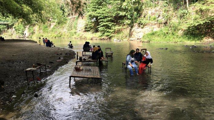 Pasar Kebon Empring via Tribunnews, 1. Pantai Parangtritis, 2. Gumuk Pasir Parangkusumo, 3. Kebun Buah Mangunan, 4. Hutan Pinus Dlingo, 5. Puncak Becici Dlingo, 6. Air Terjun Ledok Pokoh (Lepo), 7. Seribu Batu Songgo Langit, 8. Karst Tubing Sedayu, 9. Kampung Edukasi Watu Lumbung, 10. Pantai Kuwaru, 11. Pantai Pandansari, 12. Kebun Buah Naga Pantai Pandansari, 13. Pantai Samas, 14. Pantai Gua Cemara, 15. Kampung Batik Giriloyo, 16. Makam Imogiri, 17. Gua Gajah, 18. Gua Selarong, 19. Gua Cerme, 20. Tirta Tamansari, 21. Balong Waterpark, 22. Kids Fun, 23. Bukit Lintang Sewu, 24. Pabrik Gula Madukismo, 25. Tebing Watu Mabur, 26. Gardu Pandang Bukit Mojo Gumelem, 27. Galaxy Waterpark, 28. Hutan Pinus Pengger, 29. Pantai Pandansimo Bantul, 30. Jurang Tembelan, 31. Watu Goyang, 32. Watu Ngadek, 33. Gardu Pandang Pinus Asri, 34. Watu Amben, 35. Jembatan Soka, 36. Air Terjun Seribu Batu, 37. Air Terjun Tuwondo, 38. Curug Banyunibo, 39. Grojogan Pucung, 40. Pantai Baru, 41. Pantai Baros, 42. Bukit Panguk Kediwung Bantul, 43. Air Terjun Kedung Pengilon, 44. Kebun Bunga Celosia, Resoinangun Garden*, 45. Pasar Seni Gabusan Pusat, 46. Desa Wisata Tembi Bantul, 47. Bukit Bego Imogiri Bantul, 48. Pemandian Air Panas Parang Wedang, 49. Air Terjun Randusari, 50. Pantai Depok, 51. Curug Pulosari, 52. Perengan Park, 53. Pintu Langit Dahromo, 54. Ekowisata Jatisari Dlingo, 55. Bukit Parang Endog, Dekat Bantul, 56. Puncak Sosok, 57. Hutan Pinus Mangunan, 58. Museum Dirgantara, 59. Pantai Cemara Sewu, 60. Pantai Parangkusumo, 61. Kampung Anggur Bantul, 62. Pantai Pelangi, 63. Puncak Bucu, 64. Museum Sejarah Purbakala Pleret, 65. Masjid Gedhe Mataram Kotagede, 66. Pantai Segoro Kidul, 67. Pantai Barchan, 68. Goa Jepang Bantul, 69. Museum Chocolate Monggo, 70. Watu Lawang Mangunan, 71. Edum Park Tegaldowo, 72. Taman Wisata Batu Kapal, 73. Gunung Wangi Bangkel, 74. Kedung Tolok, 75. Sendang Ngembel, 76. Taman Tino Sidin, 77. Bale Banjar Sangkring, 78. Kalinampu Natural Park, 79. Grand Puri Waterpark, 80. Pasar Kebon Empring, 81. Taman Tempuran Cikal, 82. Setren Opak, 83. Taman Glugut, 84. Museum HM Soeharto, 85. Museum Wayang Kekayon, 86. Museum History of Java, 87. Desa Wisata Gerabah Kasongan, 88. Sentra Kulit Manding, 89. Taman Senja Ngelo, 90. Jembatan Selopamioro, 91. Puncak Gebang, 92. Bukit Cinomati, 93. Taman Bunga Asri, 94. Telogo Potorono