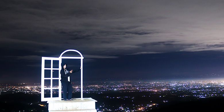 Pintu Langit Dahromo via Kompas, 1. Pantai Parangtritis, 2. Gumuk Pasir Parangkusumo, 3. Kebun Buah Mangunan, 4. Hutan Pinus Dlingo, 5. Puncak Becici Dlingo, 6. Air Terjun Ledok Pokoh (Lepo), 7. Seribu Batu Songgo Langit, 8. Karst Tubing Sedayu, 9. Kampung Edukasi Watu Lumbung, 10. Pantai Kuwaru, 11. Pantai Pandansari, 12. Kebun Buah Naga Pantai Pandansari, 13. Pantai Samas, 14. Pantai Gua Cemara, 15. Kampung Batik Giriloyo, 16. Makam Imogiri, 17. Gua Gajah, 18. Gua Selarong, 19. Gua Cerme, 20. Tirta Tamansari, 21. Balong Waterpark, 22. Kids Fun, 23. Bukit Lintang Sewu, 24. Pabrik Gula Madukismo, 25. Tebing Watu Mabur, 26. Gardu Pandang Bukit Mojo Gumelem, 27. Galaxy Waterpark, 28. Hutan Pinus Pengger, 29. Pantai Pandansimo Bantul, 30. Jurang Tembelan, 31. Watu Goyang, 32. Watu Ngadek, 33. Gardu Pandang Pinus Asri, 34. Watu Amben, 35. Jembatan Soka, 36. Air Terjun Seribu Batu, 37. Air Terjun Tuwondo, 38. Curug Banyunibo, 39. Grojogan Pucung, 40. Pantai Baru, 41. Pantai Baros, 42. Bukit Panguk Kediwung Bantul, 43. Air Terjun Kedung Pengilon, 44. Kebun Bunga Celosia, Resoinangun Garden*, 45. Pasar Seni Gabusan Pusat, 46. Desa Wisata Tembi Bantul, 47. Bukit Bego Imogiri Bantul, 48. Pemandian Air Panas Parang Wedang, 49. Air Terjun Randusari, 50. Pantai Depok, 51. Curug Pulosari, 52. Perengan Park, 53. Pintu Langit Dahromo, 54. Ekowisata Jatisari Dlingo, 55. Bukit Parang Endog, Dekat Bantul, 56. Puncak Sosok, 57. Hutan Pinus Mangunan, 58. Museum Dirgantara, 59. Pantai Cemara Sewu, 60. Pantai Parangkusumo, 61. Kampung Anggur Bantul, 62. Pantai Pelangi, 63. Puncak Bucu, 64. Museum Sejarah Purbakala Pleret, 65. Masjid Gedhe Mataram Kotagede, 66. Pantai Segoro Kidul, 67. Pantai Barchan, 68. Goa Jepang Bantul, 69. Museum Chocolate Monggo, 70. Watu Lawang Mangunan, 71. Edum Park Tegaldowo, 72. Taman Wisata Batu Kapal, 73. Gunung Wangi Bangkel, 74. Kedung Tolok, 75. Sendang Ngembel, 76. Taman Tino Sidin, 77. Bale Banjar Sangkring, 78. Kalinampu Natural Park, 79. Grand Puri Waterpark, 80. Pasar Kebon Empring, 81. Taman Tempuran Cikal, 82. Setren Opak, 83. Taman Glugut, 84. Museum HM Soeharto, 85. Museum Wayang Kekayon, 86. Museum History of Java, 87. Desa Wisata Gerabah Kasongan, 88. Sentra Kulit Manding, 89. Taman Senja Ngelo, 90. Jembatan Selopamioro, 91. Puncak Gebang, 92. Bukit Cinomati, 93. Taman Bunga Asri, 94. Telogo Potorono