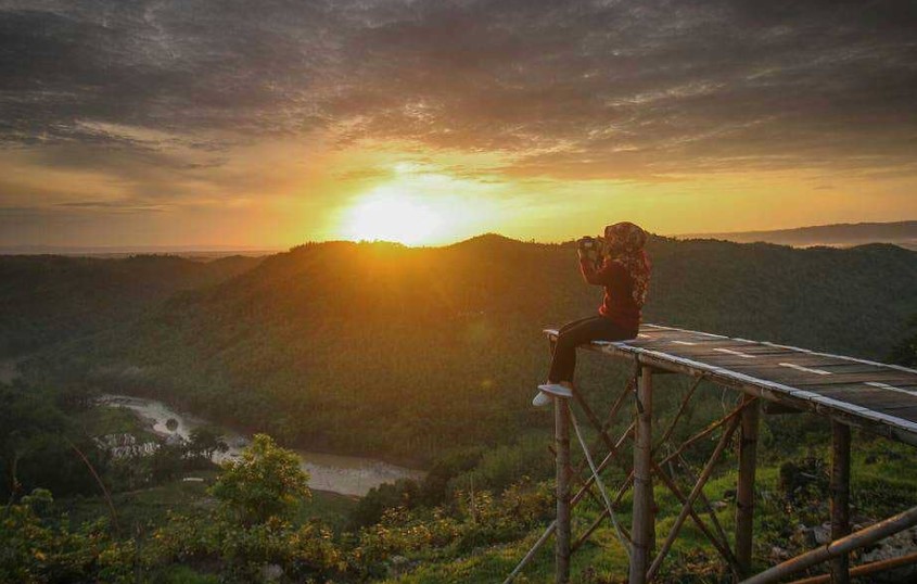 Tebing Watu Mabur via Ig @dewikiwikiwik, 1. Pantai Parangtritis, 2. Gumuk Pasir Parangkusumo, 3. Kebun Buah Mangunan, 4. Hutan Pinus Dlingo, 5. Puncak Becici Dlingo, 6. Air Terjun Ledok Pokoh (Lepo), 7. Seribu Batu Songgo Langit, 8. Karst Tubing Sedayu, 9. Kampung Edukasi Watu Lumbung, 10. Pantai Kuwaru, 11. Pantai Pandansari, 12. Kebun Buah Naga Pantai Pandansari, 13. Pantai Samas, 14. Pantai Gua Cemara, 15. Kampung Batik Giriloyo, 16. Makam Imogiri, 17. Gua Gajah, 18. Gua Selarong, 19. Gua Cerme, 20. Tirta Tamansari, 21. Balong Waterpark, 22. Kids Fun, 23. Bukit Lintang Sewu, 24. Pabrik Gula Madukismo, 25. Tebing Watu Mabur, 26. Gardu Pandang Bukit Mojo Gumelem, 27. Galaxy Waterpark, 28. Hutan Pinus Pengger, 29. Pantai Pandansimo Bantul, 30. Jurang Tembelan, 31. Watu Goyang, 32. Watu Ngadek, 33. Gardu Pandang Pinus Asri, 34. Watu Amben, 35. Jembatan Soka, 36. Air Terjun Seribu Batu, 37. Air Terjun Tuwondo, 38. Curug Banyunibo, 39. Grojogan Pucung, 40. Pantai Baru, 41. Pantai Baros, 42. Bukit Panguk Kediwung Bantul, 43. Air Terjun Kedung Pengilon, 44. Kebun Bunga Celosia, Resoinangun Garden*, 45. Pasar Seni Gabusan Pusat, 46. Desa Wisata Tembi Bantul, 47. Bukit Bego Imogiri Bantul, 48. Pemandian Air Panas Parang Wedang, 49. Air Terjun Randusari, 50. Pantai Depok, 51. Curug Pulosari, 52. Perengan Park, 53. Pintu Langit Dahromo, 54. Ekowisata Jatisari Dlingo, 55. Bukit Parang Endog, Dekat Bantul, 56. Puncak Sosok, 57. Hutan Pinus Mangunan, 58. Museum Dirgantara, 59. Pantai Cemara Sewu, 60. Pantai Parangkusumo, 61. Kampung Anggur Bantul, 62. Pantai Pelangi, 63. Puncak Bucu, 64. Museum Sejarah Purbakala Pleret, 65. Masjid Gedhe Mataram Kotagede, 66. Pantai Segoro Kidul, 67. Pantai Barchan, 68. Goa Jepang Bantul, 69. Museum Chocolate Monggo, 70. Watu Lawang Mangunan, 71. Edum Park Tegaldowo, 72. Taman Wisata Batu Kapal, 73. Gunung Wangi Bangkel, 74. Kedung Tolok, 75. Sendang Ngembel, 76. Taman Tino Sidin, 77. Bale Banjar Sangkring, 78. Kalinampu Natural Park, 79. Grand Puri Waterpark, 80. Pasar Kebon Empring, 81. Taman Tempuran Cikal, 82. Setren Opak, 83. Taman Glugut, 84. Museum HM Soeharto, 85. Museum Wayang Kekayon, 86. Museum History of Java, 87. Desa Wisata Gerabah Kasongan, 88. Sentra Kulit Manding, 89. Taman Senja Ngelo, 90. Jembatan Selopamioro, 91. Puncak Gebang, 92. Bukit Cinomati, 93. Taman Bunga Asri, 94. Telogo Potorono