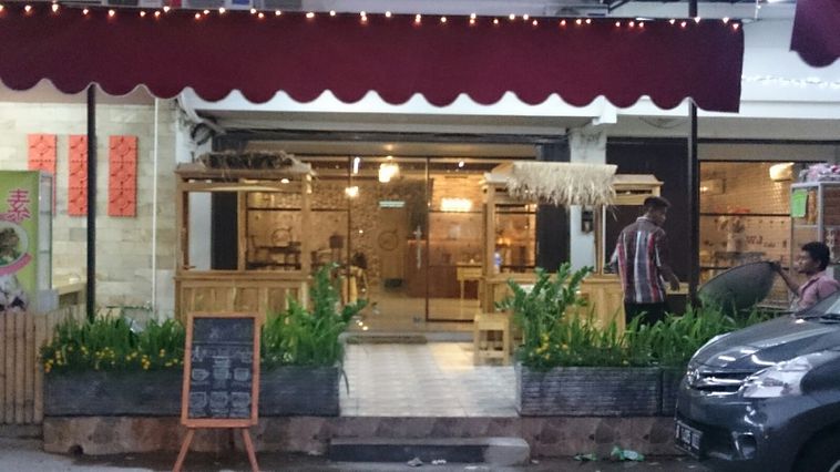 Wj de Cafe via Pergikuliner, 1. Cafe Batavia, 2. Ali Kopi Cafe & Roastery, 3. Cafe Strawberry, 4. Crematology Coffee Roasters, 5. Onni House Jakarta, 6. Kedai Seni Djakarte, 7. Dancing Goat Coffee Co., 8. Sudutsatu Cafe, 9. Tuttonero Coffee and Eat, 10. Kopitagram – Tomang, 11. Libero (Coffee • Kitchen • Gelato), 12. KOI The, 13. Beatrice Quarters, 14. Kaneel Cafe, 15. Guten Morgen Coffee Lab, 16. Djournal Coffee, 17. Koultoura Coffee – Wang Plaza, 18. Tantular Cafe, 19. Common Grounds Neo Soho, 20. Dinobites Cafe, 21. Wj de Cafe, 22. Coteca, 23. Papa & Mama Bistro and Coffee, 24. Excelso Coffee – Puri Indah Mall, 25. Tamani Cafe, 26. Koultura Kopie, 27. EVLOGIA CAFE & CO, 28. Wyl’s Kitchen – Veranda Residence Puri, 29. Tony Roma’s Pesanggrahan, 30. Teras Koepi, 31. Kopi Lalu, 32. Vilo Artisan Gelato, 33. Rame Coffee & Eatery, 34. Sinilagi – Food and Coffee, 35. O’Good Coffee & Eatery, 36. Tanatap Coffee Meruya, 37. Acaraki, 38. DAKARA COFFEE AND TEA, 39. Gins.co Cafe
