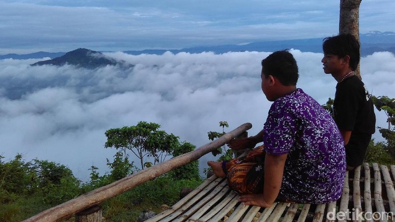 Bukit Banyon via Detik, 1. Pantai Damas, 2. Pantai Karanggongso, 3. Pantai Prigi, 4. Pantai Blando, 5. Pantai Ngulung Wetan, 6. Pantai Ngadipuro, 7. Pantai Ngampiran, 8. Pantai Konang, 9. Pantai Taman Kili – Kili, 10. Pantai Pelang, 11. Wisata Rumah Apung, 12. Hutan Kota Trenggalek, 13. Bukit Banyon, 14. Gunung Gemblung Durenan, 15. Gunung Sepikul, 16. Gua Lowo, 17. Wisata Putri Maron, 18. Dam Bagong, 19. Goa Ngerit, 20. Pantai Simbaronce, 21. Wisata Edukasi Rumah Coklat, 22. Coban Rambat, 23. Air Terjun Banyu Nget, 24. Bukit Gembes, 25. Air Terjun Jurug Waru, 26. Pantai Pasir Putih Trenggalek, 27. Pantai Blado, 29. Hutan Mangrove Cengkrong, 30. Air Terjun Grobogan Sewu, 31. Air Terjun Kali Anjlok, 32. Alun-Alun Trenggalek, 33. Air Terjun Kedung Panas, 34. Air Terjun Ketro, 35. Air Terjun Jurug Menjalin, 36. Air Terjun Kali Jodo, 37. Air Terjun Songgolangit, 38. Air Terjun Jurug Terbang, 39. Air Terjun Pantai Pelang, 40. Gunung Prongos, 41. Puncak Jaas, 42. Bukit Mbendil, 43. Pantai Mbangko’an, 44. Pantai Wawaran, 45. Pantai Kapulogo, 46. Pantai Sumbreng, 47. Pantai Nggenjor