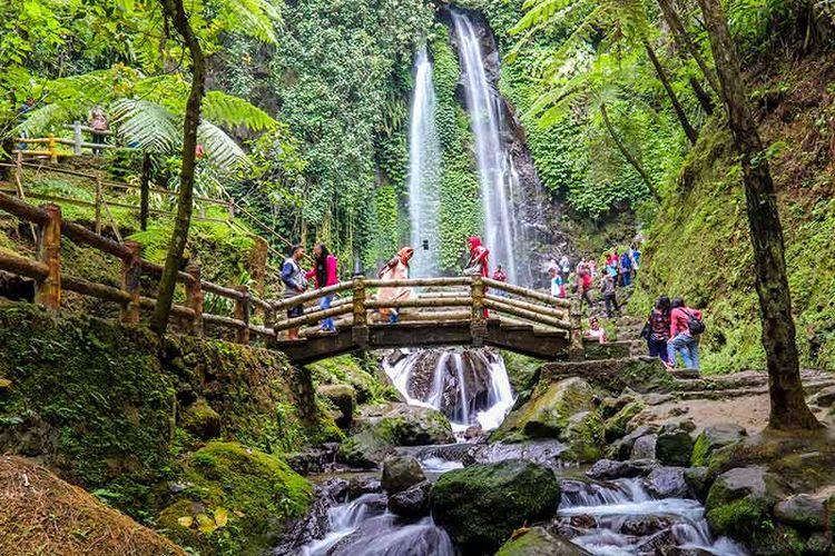 Air Terjun Jumog via Kompas, 1. Grojogan Sewu, 2. Air Terjun Jumog, 3. Air Terjun Pringgodani, 4. Telaga Madirda, 5. Agrowisata Amanah, 6. Astana Giribangun, 7. Perkebunan Teh Kemuning, 8. Agrowisata Sondokoro, 9. Taman Ria Balekambang, 10. Candi Cetho, 11. Candi Sukuh, 12. Pemandian Sapta Tirta Pablengan, 13. Alun – Alun Karanganyar, 14. Bukit Paralayang, 15. Waduk Lalung, 16. Kampung Halloween Bukit Sekipan, 17. Puncak Gunung Lawu, 18. Wisata Romantis ke Bukit Hope, 19. Tubing Goasari Ngargoyoso, 20. Mampir ke Rumah Atsiri Indonesia, 21. Bukit Mongkrang, 22. Rumah Hobbit Lembah Semilir, 23. Air Terjun Parang Ijo, 24. Grojogan Jurang Jero, 25. Air Terjun Sewawar, 26. Air Terjun Sedinding, 27. Kedung Pengaron, 28. Kedung Sriti, 29. Bukit Sekipan, 30. Watu Kandang, 31. Tenggir Park, 32. Waduk Gondang, 33. Rumah Pohon Anyep, 34. Puri Taman Saraswati, 35. Candi Kethek, 36. Jembatan Selfie, 37. Taman Pancasila, 38. Taman Hutan Raya (Tahura) Karanganyar, 39. Museum Manusia Purba Klaster Dayu, 40. Waterboom Tirta Guwo Indah, 41. Taman Air Mancur Laser, 42.  Jalan Tembus Tawangmangu, 43. Goa Tlorong, 44. Goa Cokro, 45. Taman Bintang