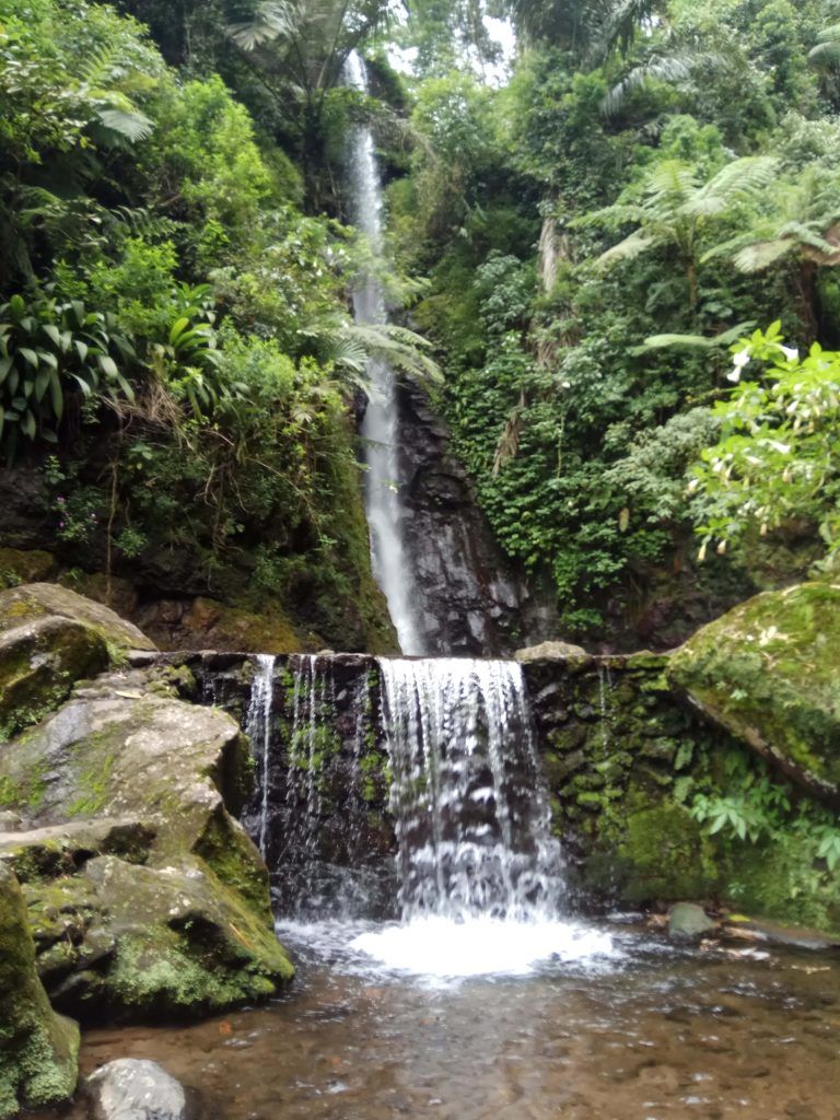 Air Terjun Parang Ijo via vatatanpringadicom, 1. Grojogan Sewu, 2. Air Terjun Jumog, 3. Air Terjun Pringgodani, 4. Telaga Madirda, 5. Agrowisata Amanah, 6. Astana Giribangun, 7. Perkebunan Teh Kemuning, 8. Agrowisata Sondokoro, 9. Taman Ria Balekambang, 10. Candi Cetho, 11. Candi Sukuh, 12. Pemandian Sapta Tirta Pablengan, 13. Alun – Alun Karanganyar, 14. Bukit Paralayang, 15. Waduk Lalung, 16. Kampung Halloween Bukit Sekipan, 17. Puncak Gunung Lawu, 18. Wisata Romantis ke Bukit Hope, 19. Tubing Goasari Ngargoyoso, 20. Mampir ke Rumah Atsiri Indonesia, 21. Bukit Mongkrang, 22. Rumah Hobbit Lembah Semilir, 23. Air Terjun Parang Ijo, 24. Grojogan Jurang Jero, 25. Air Terjun Sewawar, 26. Air Terjun Sedinding, 27. Kedung Pengaron, 28. Kedung Sriti, 29. Bukit Sekipan, 30. Watu Kandang, 31. Tenggir Park, 32. Waduk Gondang, 33. Rumah Pohon Anyep, 34. Puri Taman Saraswati, 35. Candi Kethek, 36. Jembatan Selfie, 37. Taman Pancasila, 38. Taman Hutan Raya (Tahura) Karanganyar, 39. Museum Manusia Purba Klaster Dayu, 40. Waterboom Tirta Guwo Indah, 41. Taman Air Mancur Laser, 42.  Jalan Tembus Tawangmangu, 43. Goa Tlorong, 44. Goa Cokro, 45. Taman Bintang