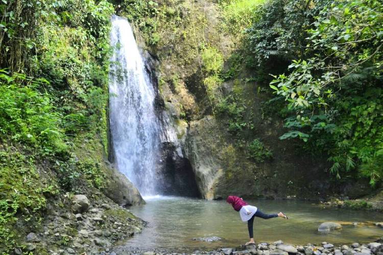 Air Terjun Sedinding via Ngargoyoso, 1. Grojogan Sewu, 2. Air Terjun Jumog, 3. Air Terjun Pringgodani, 4. Telaga Madirda, 5. Agrowisata Amanah, 6. Astana Giribangun, 7. Perkebunan Teh Kemuning, 8. Agrowisata Sondokoro, 9. Taman Ria Balekambang, 10. Candi Cetho, 11. Candi Sukuh, 12. Pemandian Sapta Tirta Pablengan, 13. Alun – Alun Karanganyar, 14. Bukit Paralayang, 15. Waduk Lalung, 16. Kampung Halloween Bukit Sekipan, 17. Puncak Gunung Lawu, 18. Wisata Romantis ke Bukit Hope, 19. Tubing Goasari Ngargoyoso, 20. Mampir ke Rumah Atsiri Indonesia, 21. Bukit Mongkrang, 22. Rumah Hobbit Lembah Semilir, 23. Air Terjun Parang Ijo, 24. Grojogan Jurang Jero, 25. Air Terjun Sewawar, 26. Air Terjun Sedinding, 27. Kedung Pengaron, 28. Kedung Sriti, 29. Bukit Sekipan, 30. Watu Kandang, 31. Tenggir Park, 32. Waduk Gondang, 33. Rumah Pohon Anyep, 34. Puri Taman Saraswati, 35. Candi Kethek, 36. Jembatan Selfie, 37. Taman Pancasila, 38. Taman Hutan Raya (Tahura) Karanganyar, 39. Museum Manusia Purba Klaster Dayu, 40. Waterboom Tirta Guwo Indah, 41. Taman Air Mancur Laser, 42.  Jalan Tembus Tawangmangu, 43. Goa Tlorong, 44. Goa Cokro, 45. Taman Bintang