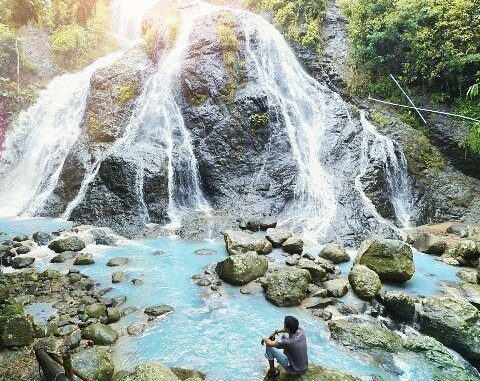 Air Terjun Sewawar via Sideka, 1. Grojogan Sewu, 2. Air Terjun Jumog, 3. Air Terjun Pringgodani, 4. Telaga Madirda, 5. Agrowisata Amanah, 6. Astana Giribangun, 7. Perkebunan Teh Kemuning, 8. Agrowisata Sondokoro, 9. Taman Ria Balekambang, 10. Candi Cetho, 11. Candi Sukuh, 12. Pemandian Sapta Tirta Pablengan, 13. Alun – Alun Karanganyar, 14. Bukit Paralayang, 15. Waduk Lalung, 16. Kampung Halloween Bukit Sekipan, 17. Puncak Gunung Lawu, 18. Wisata Romantis ke Bukit Hope, 19. Tubing Goasari Ngargoyoso, 20. Mampir ke Rumah Atsiri Indonesia, 21. Bukit Mongkrang, 22. Rumah Hobbit Lembah Semilir, 23. Air Terjun Parang Ijo, 24. Grojogan Jurang Jero, 25. Air Terjun Sewawar, 26. Air Terjun Sedinding, 27. Kedung Pengaron, 28. Kedung Sriti, 29. Bukit Sekipan, 30. Watu Kandang, 31. Tenggir Park, 32. Waduk Gondang, 33. Rumah Pohon Anyep, 34. Puri Taman Saraswati, 35. Candi Kethek, 36. Jembatan Selfie, 37. Taman Pancasila, 38. Taman Hutan Raya (Tahura) Karanganyar, 39. Museum Manusia Purba Klaster Dayu, 40. Waterboom Tirta Guwo Indah, 41. Taman Air Mancur Laser, 42.  Jalan Tembus Tawangmangu, 43. Goa Tlorong, 44. Goa Cokro, 45. Taman Bintang