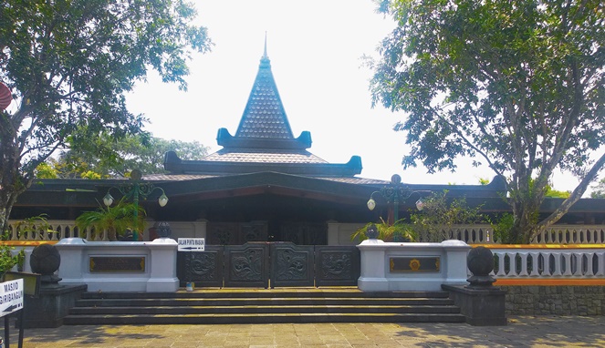 Astana Giribangun via Travelingyuk, 1. Grojogan Sewu, 2. Air Terjun Jumog, 3. Air Terjun Pringgodani, 4. Telaga Madirda, 5. Agrowisata Amanah, 6. Astana Giribangun, 7. Perkebunan Teh Kemuning, 8. Agrowisata Sondokoro, 9. Taman Ria Balekambang, 10. Candi Cetho, 11. Candi Sukuh, 12. Pemandian Sapta Tirta Pablengan, 13. Alun – Alun Karanganyar, 14. Bukit Paralayang, 15. Waduk Lalung, 16. Kampung Halloween Bukit Sekipan, 17. Puncak Gunung Lawu, 18. Wisata Romantis ke Bukit Hope, 19. Tubing Goasari Ngargoyoso, 20. Mampir ke Rumah Atsiri Indonesia, 21. Bukit Mongkrang, 22. Rumah Hobbit Lembah Semilir, 23. Air Terjun Parang Ijo, 24. Grojogan Jurang Jero, 25. Air Terjun Sewawar, 26. Air Terjun Sedinding, 27. Kedung Pengaron, 28. Kedung Sriti, 29. Bukit Sekipan, 30. Watu Kandang, 31. Tenggir Park, 32. Waduk Gondang, 33. Rumah Pohon Anyep, 34. Puri Taman Saraswati, 35. Candi Kethek, 36. Jembatan Selfie, 37. Taman Pancasila, 38. Taman Hutan Raya (Tahura) Karanganyar, 39. Museum Manusia Purba Klaster Dayu, 40. Waterboom Tirta Guwo Indah, 41. Taman Air Mancur Laser, 42.  Jalan Tembus Tawangmangu, 43. Goa Tlorong, 44. Goa Cokro, 45. Taman Bintang
