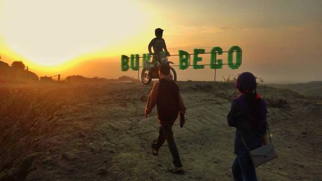 Berburu Sunset di Bukit Bego Imogiri, Lokasi Bukit Bego Imogiri, Rute Menuju Lokasi Bukit Bego Imogiri, Transportasi Menuju ke Bukit Kedung Buweng, Hara Tiket Masuk Bukit Bego Imogiri, Tarif Parkir  Bukit Bego Imogiri, Jam Operasional , Daya Tarik Bukit Kedung Buweng, Fasilitas Penunjang Bukit Kedung Buweng, Kuliner di Sekitar Bukit Kedung Buweng, Hotel Dekat Bukit Bego Imogiri, Objek Wisata di Sekitar Bukit Bego Imogiri