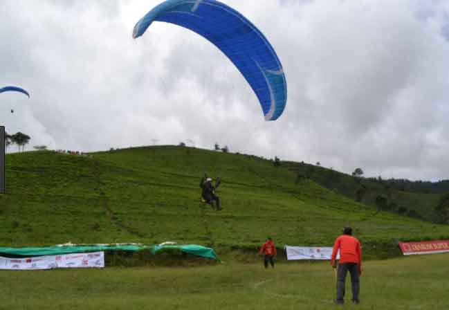 Bukit Paralayang via Kayangaanyarkabgoid, 1. Grojogan Sewu, 2. Air Terjun Jumog, 3. Air Terjun Pringgodani, 4. Telaga Madirda, 5. Agrowisata Amanah, 6. Astana Giribangun, 7. Perkebunan Teh Kemuning, 8. Agrowisata Sondokoro, 9. Taman Ria Balekambang, 10. Candi Cetho, 11. Candi Sukuh, 12. Pemandian Sapta Tirta Pablengan, 13. Alun – Alun Karanganyar, 14. Bukit Paralayang, 15. Waduk Lalung, 16. Kampung Halloween Bukit Sekipan, 17. Puncak Gunung Lawu, 18. Wisata Romantis ke Bukit Hope, 19. Tubing Goasari Ngargoyoso, 20. Mampir ke Rumah Atsiri Indonesia, 21. Bukit Mongkrang, 22. Rumah Hobbit Lembah Semilir, 23. Air Terjun Parang Ijo, 24. Grojogan Jurang Jero, 25. Air Terjun Sewawar, 26. Air Terjun Sedinding, 27. Kedung Pengaron, 28. Kedung Sriti, 29. Bukit Sekipan, 30. Watu Kandang, 31. Tenggir Park, 32. Waduk Gondang, 33. Rumah Pohon Anyep, 34. Puri Taman Saraswati, 35. Candi Kethek, 36. Jembatan Selfie, 37. Taman Pancasila, 38. Taman Hutan Raya (Tahura) Karanganyar, 39. Museum Manusia Purba Klaster Dayu, 40. Waterboom Tirta Guwo Indah, 41. Taman Air Mancur Laser, 42.  Jalan Tembus Tawangmangu, 43. Goa Tlorong, 44. Goa Cokro, 45. Taman Bintang