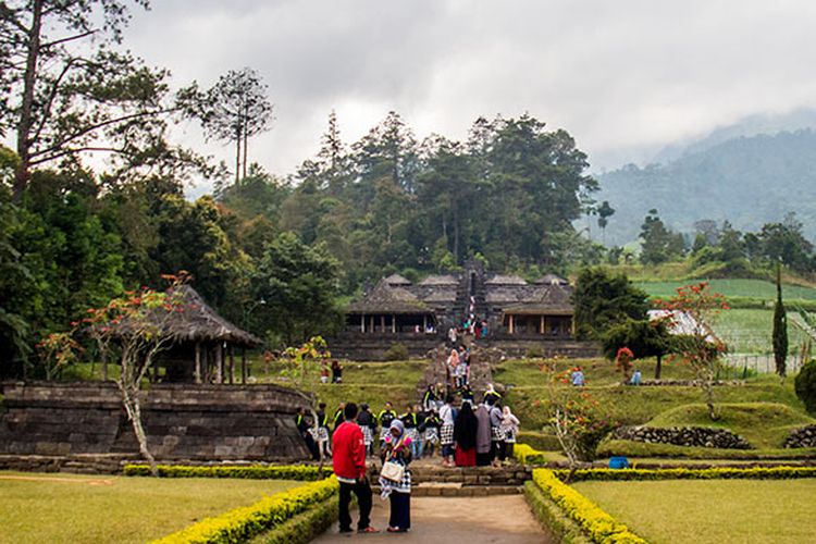 Candi Cetho via Kompas, 1. Grojogan Sewu, 2. Air Terjun Jumog, 3. Air Terjun Pringgodani, 4. Telaga Madirda, 5. Agrowisata Amanah, 6. Astana Giribangun, 7. Perkebunan Teh Kemuning, 8. Agrowisata Sondokoro, 9. Taman Ria Balekambang, 10. Candi Cetho, 11. Candi Sukuh, 12. Pemandian Sapta Tirta Pablengan, 13. Alun – Alun Karanganyar, 14. Bukit Paralayang, 15. Waduk Lalung, 16. Kampung Halloween Bukit Sekipan, 17. Puncak Gunung Lawu, 18. Wisata Romantis ke Bukit Hope, 19. Tubing Goasari Ngargoyoso, 20. Mampir ke Rumah Atsiri Indonesia, 21. Bukit Mongkrang, 22. Rumah Hobbit Lembah Semilir, 23. Air Terjun Parang Ijo, 24. Grojogan Jurang Jero, 25. Air Terjun Sewawar, 26. Air Terjun Sedinding, 27. Kedung Pengaron, 28. Kedung Sriti, 29. Bukit Sekipan, 30. Watu Kandang, 31. Tenggir Park, 32. Waduk Gondang, 33. Rumah Pohon Anyep, 34. Puri Taman Saraswati, 35. Candi Kethek, 36. Jembatan Selfie, 37. Taman Pancasila, 38. Taman Hutan Raya (Tahura) Karanganyar, 39. Museum Manusia Purba Klaster Dayu, 40. Waterboom Tirta Guwo Indah, 41. Taman Air Mancur Laser, 42.  Jalan Tembus Tawangmangu, 43. Goa Tlorong, 44. Goa Cokro, 45. Taman Bintang