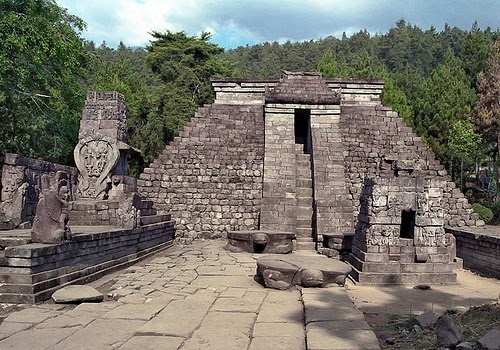 Candi Sukuh, 1. Grojogan Sewu, 2. Air Terjun Jumog, 3. Air Terjun Pringgodani, 4. Telaga Madirda, 5. Agrowisata Amanah, 6. Astana Giribangun, 7. Perkebunan Teh Kemuning, 8. Agrowisata Sondokoro, 9. Taman Ria Balekambang, 10. Candi Cetho, 11. Candi Sukuh, 12. Pemandian Sapta Tirta Pablengan, 13. Alun – Alun Karanganyar, 14. Bukit Paralayang, 15. Waduk Lalung, 16. Kampung Halloween Bukit Sekipan, 17. Puncak Gunung Lawu, 18. Wisata Romantis ke Bukit Hope, 19. Tubing Goasari Ngargoyoso, 20. Mampir ke Rumah Atsiri Indonesia, 21. Bukit Mongkrang, 22. Rumah Hobbit Lembah Semilir, 23. Air Terjun Parang Ijo, 24. Grojogan Jurang Jero, 25. Air Terjun Sewawar, 26. Air Terjun Sedinding, 27. Kedung Pengaron, 28. Kedung Sriti, 29. Bukit Sekipan, 30. Watu Kandang, 31. Tenggir Park, 32. Waduk Gondang, 33. Rumah Pohon Anyep, 34. Puri Taman Saraswati, 35. Candi Kethek, 36. Jembatan Selfie, 37. Taman Pancasila, 38. Taman Hutan Raya (Tahura) Karanganyar, 39. Museum Manusia Purba Klaster Dayu, 40. Waterboom Tirta Guwo Indah, 41. Taman Air Mancur Laser, 42.  Jalan Tembus Tawangmangu, 43. Goa Tlorong, 44. Goa Cokro, 45. Taman Bintang