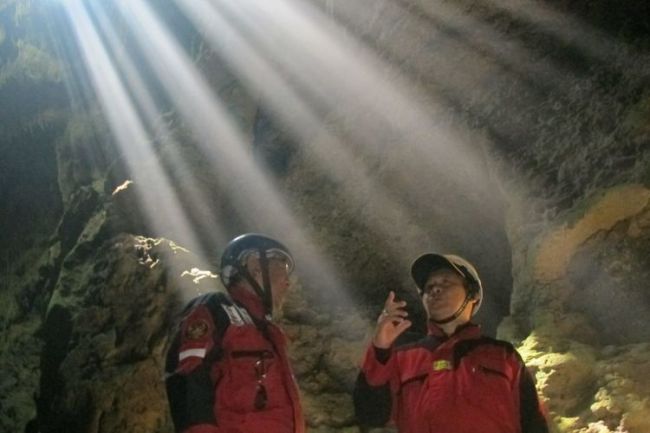 Goa Cokro via Kompas, 1. Grojogan Sewu, 2. Air Terjun Jumog, 3. Air Terjun Pringgodani, 4. Telaga Madirda, 5. Agrowisata Amanah, 6. Astana Giribangun, 7. Perkebunan Teh Kemuning, 8. Agrowisata Sondokoro, 9. Taman Ria Balekambang, 10. Candi Cetho, 11. Candi Sukuh, 12. Pemandian Sapta Tirta Pablengan, 13. Alun – Alun Karanganyar, 14. Bukit Paralayang, 15. Waduk Lalung, 16. Kampung Halloween Bukit Sekipan, 17. Puncak Gunung Lawu, 18. Wisata Romantis ke Bukit Hope, 19. Tubing Goasari Ngargoyoso, 20. Mampir ke Rumah Atsiri Indonesia, 21. Bukit Mongkrang, 22. Rumah Hobbit Lembah Semilir, 23. Air Terjun Parang Ijo, 24. Grojogan Jurang Jero, 25. Air Terjun Sewawar, 26. Air Terjun Sedinding, 27. Kedung Pengaron, 28. Kedung Sriti, 29. Bukit Sekipan, 30. Watu Kandang, 31. Tenggir Park, 32. Waduk Gondang, 33. Rumah Pohon Anyep, 34. Puri Taman Saraswati, 35. Candi Kethek, 36. Jembatan Selfie, 37. Taman Pancasila, 38. Taman Hutan Raya (Tahura) Karanganyar, 39. Museum Manusia Purba Klaster Dayu, 40. Waterboom Tirta Guwo Indah, 41. Taman Air Mancur Laser, 42.  Jalan Tembus Tawangmangu, 43. Goa Tlorong, 44. Goa Cokro, 45. Taman Bintang