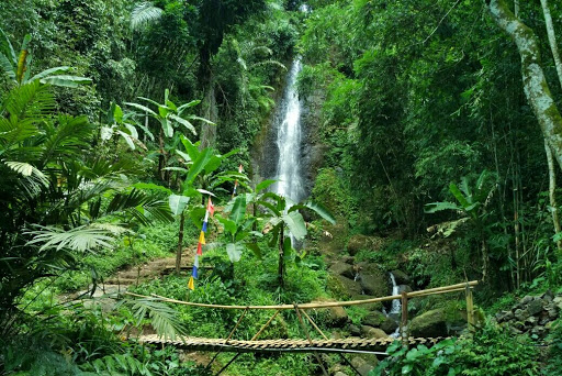 Grojogan Jurang Jero via Risalahpejalan, 1. Grojogan Sewu, 2. Air Terjun Jumog, 3. Air Terjun Pringgodani, 4. Telaga Madirda, 5. Agrowisata Amanah, 6. Astana Giribangun, 7. Perkebunan Teh Kemuning, 8. Agrowisata Sondokoro, 9. Taman Ria Balekambang, 10. Candi Cetho, 11. Candi Sukuh, 12. Pemandian Sapta Tirta Pablengan, 13. Alun – Alun Karanganyar, 14. Bukit Paralayang, 15. Waduk Lalung, 16. Kampung Halloween Bukit Sekipan, 17. Puncak Gunung Lawu, 18. Wisata Romantis ke Bukit Hope, 19. Tubing Goasari Ngargoyoso, 20. Mampir ke Rumah Atsiri Indonesia, 21. Bukit Mongkrang, 22. Rumah Hobbit Lembah Semilir, 23. Air Terjun Parang Ijo, 24. Grojogan Jurang Jero, 25. Air Terjun Sewawar, 26. Air Terjun Sedinding, 27. Kedung Pengaron, 28. Kedung Sriti, 29. Bukit Sekipan, 30. Watu Kandang, 31. Tenggir Park, 32. Waduk Gondang, 33. Rumah Pohon Anyep, 34. Puri Taman Saraswati, 35. Candi Kethek, 36. Jembatan Selfie, 37. Taman Pancasila, 38. Taman Hutan Raya (Tahura) Karanganyar, 39. Museum Manusia Purba Klaster Dayu, 40. Waterboom Tirta Guwo Indah, 41. Taman Air Mancur Laser, 42.  Jalan Tembus Tawangmangu, 43. Goa Tlorong, 44. Goa Cokro, 45. Taman Bintang