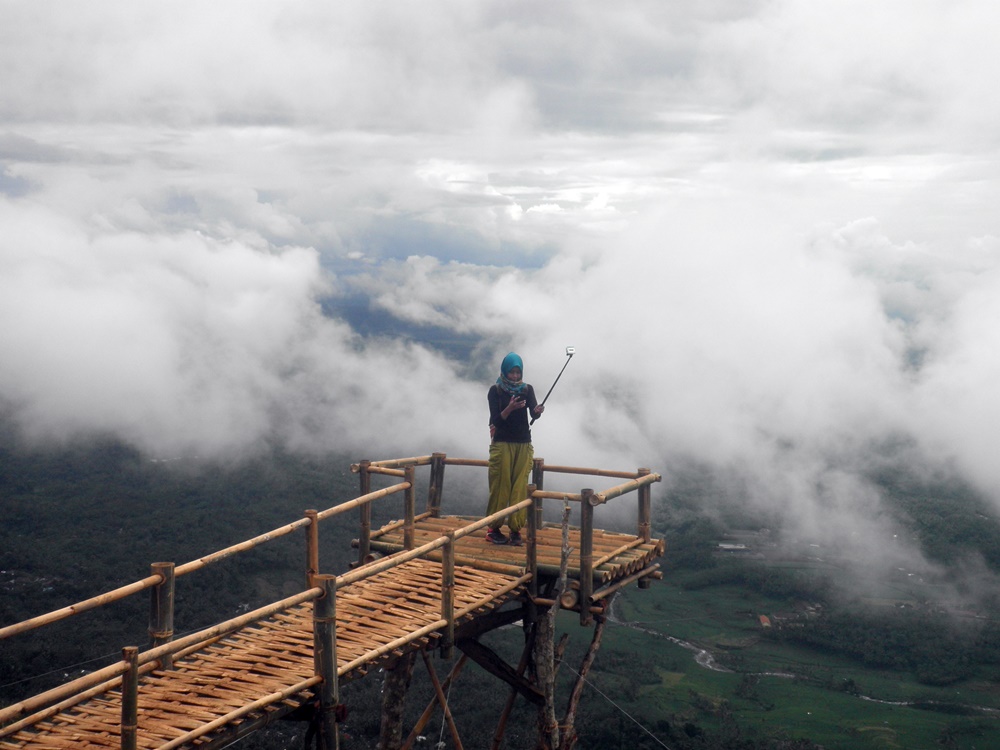 Jembatan Selfie via Kabarebralink, 1. Grojogan Sewu, 2. Air Terjun Jumog, 3. Air Terjun Pringgodani, 4. Telaga Madirda, 5. Agrowisata Amanah, 6. Astana Giribangun, 7. Perkebunan Teh Kemuning, 8. Agrowisata Sondokoro, 9. Taman Ria Balekambang, 10. Candi Cetho, 11. Candi Sukuh, 12. Pemandian Sapta Tirta Pablengan, 13. Alun – Alun Karanganyar, 14. Bukit Paralayang, 15. Waduk Lalung, 16. Kampung Halloween Bukit Sekipan, 17. Puncak Gunung Lawu, 18. Wisata Romantis ke Bukit Hope, 19. Tubing Goasari Ngargoyoso, 20. Mampir ke Rumah Atsiri Indonesia, 21. Bukit Mongkrang, 22. Rumah Hobbit Lembah Semilir, 23. Air Terjun Parang Ijo, 24. Grojogan Jurang Jero, 25. Air Terjun Sewawar, 26. Air Terjun Sedinding, 27. Kedung Pengaron, 28. Kedung Sriti, 29. Bukit Sekipan, 30. Watu Kandang, 31. Tenggir Park, 32. Waduk Gondang, 33. Rumah Pohon Anyep, 34. Puri Taman Saraswati, 35. Candi Kethek, 36. Jembatan Selfie, 37. Taman Pancasila, 38. Taman Hutan Raya (Tahura) Karanganyar, 39. Museum Manusia Purba Klaster Dayu, 40. Waterboom Tirta Guwo Indah, 41. Taman Air Mancur Laser, 42.  Jalan Tembus Tawangmangu, 43. Goa Tlorong, 44. Goa Cokro, 45. Taman Bintang